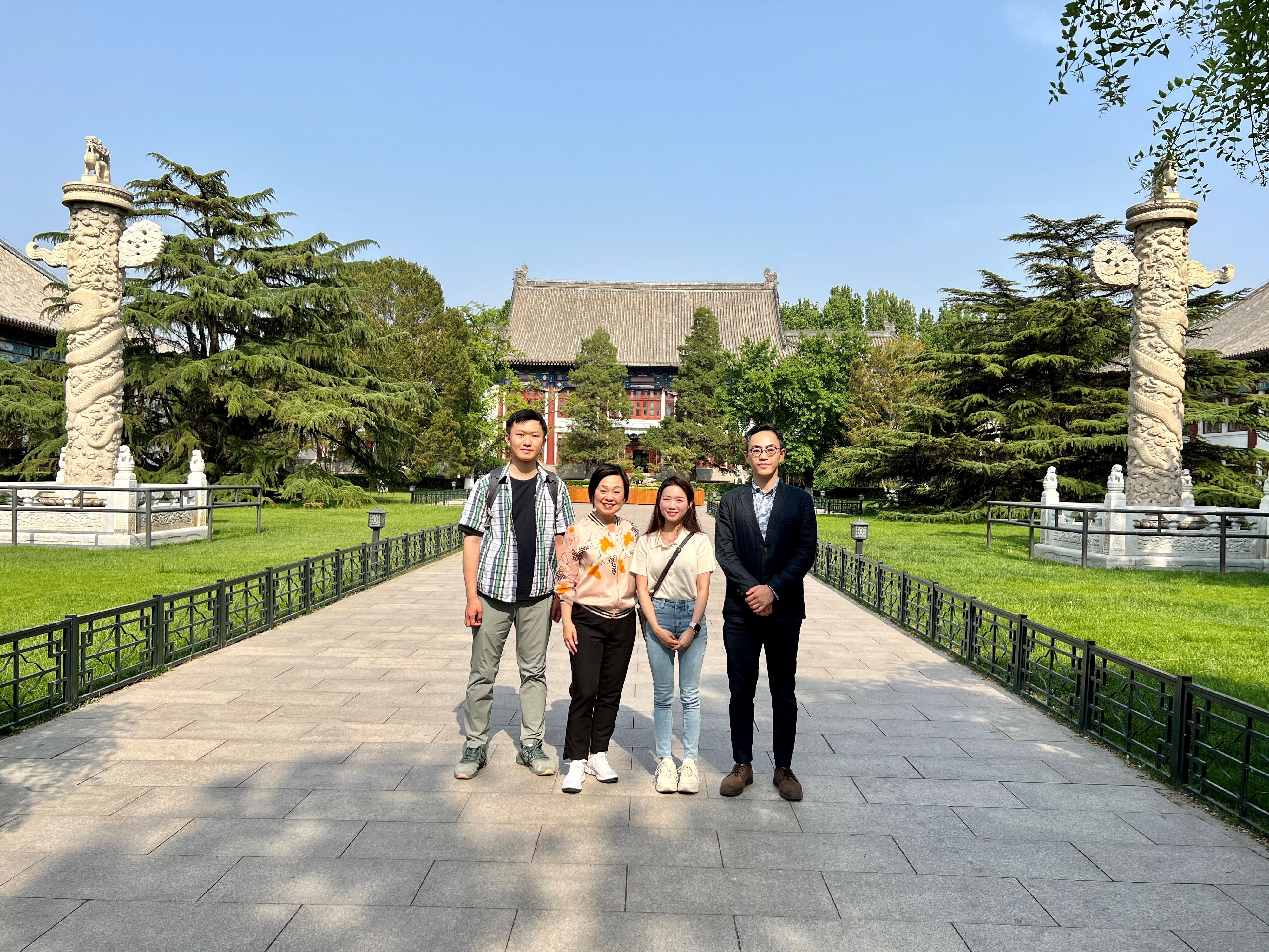 教育局局长蔡若莲博士（左二）昨日（五月十五日）到访北京大学，并与该校的香港学生会面。