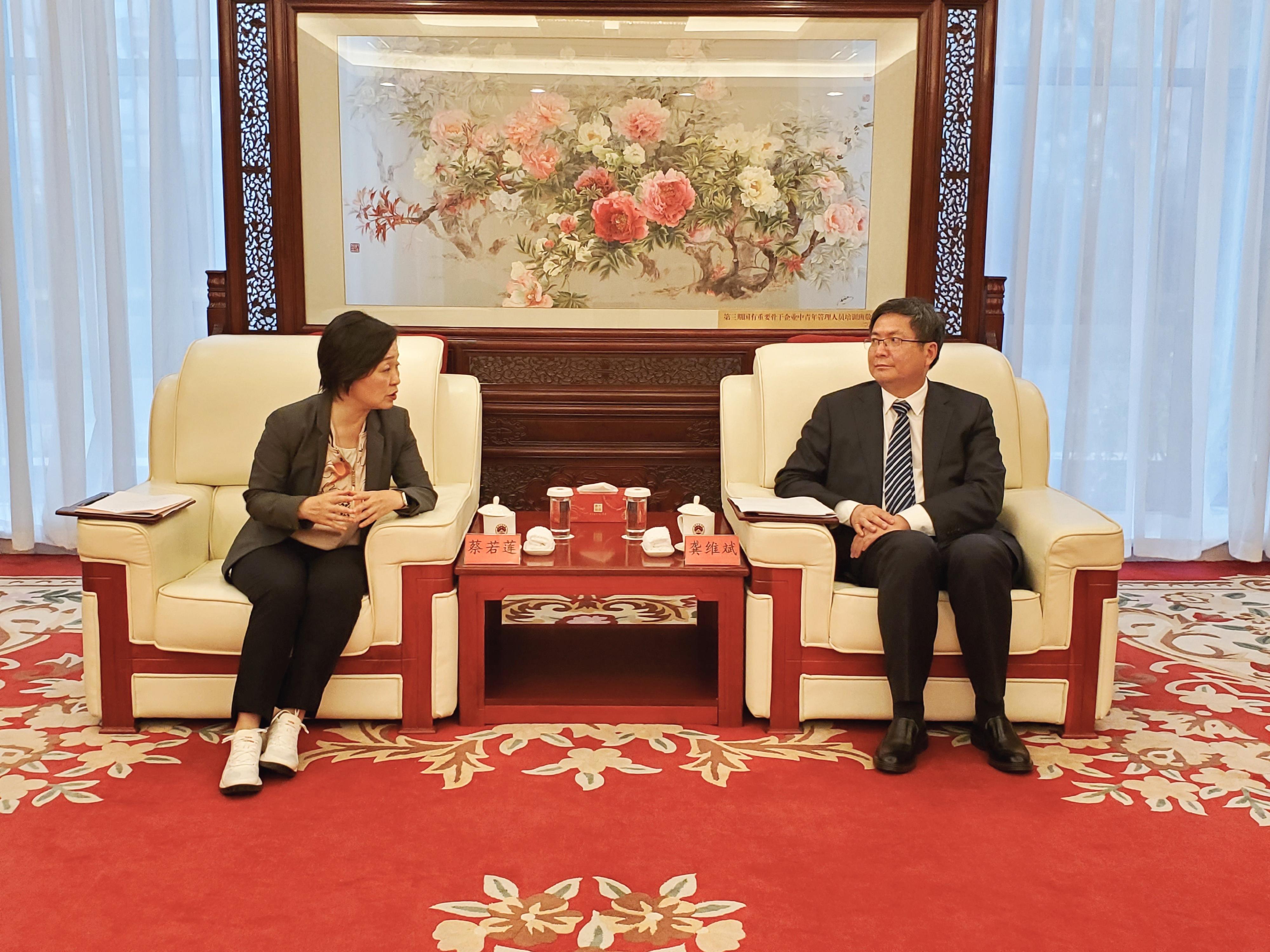 教育局局長蔡若蓮博士（左）昨日（五月十五日）在北京到訪國家行政學院，並與副院長龔維斌（右）會面。