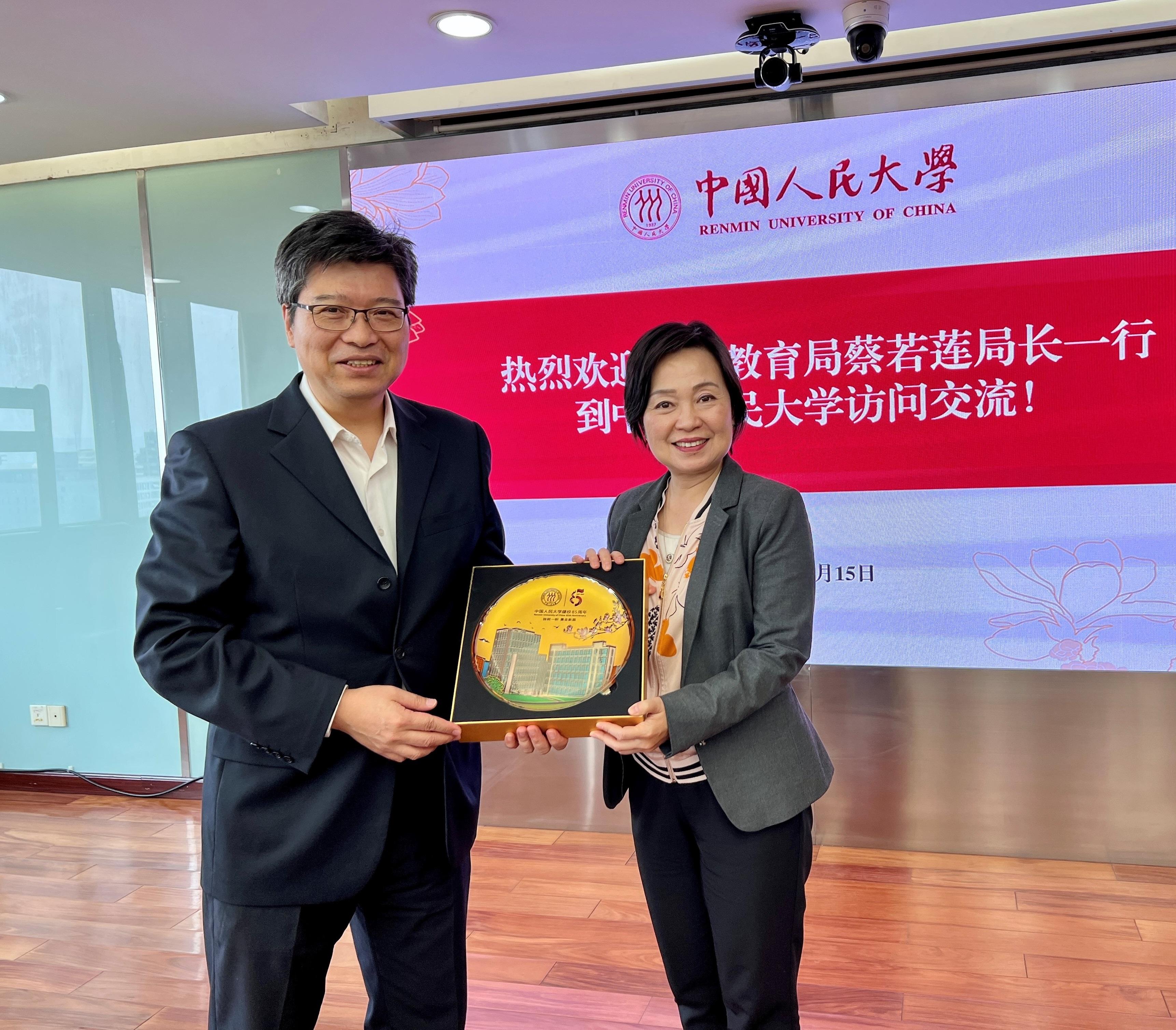 The Secretary for Education, Dr Choi Yuk-lin (right), visits Renmin University of China and meets its President, Professor Lin Shangli (left), in Beijing yesterday (May 15).