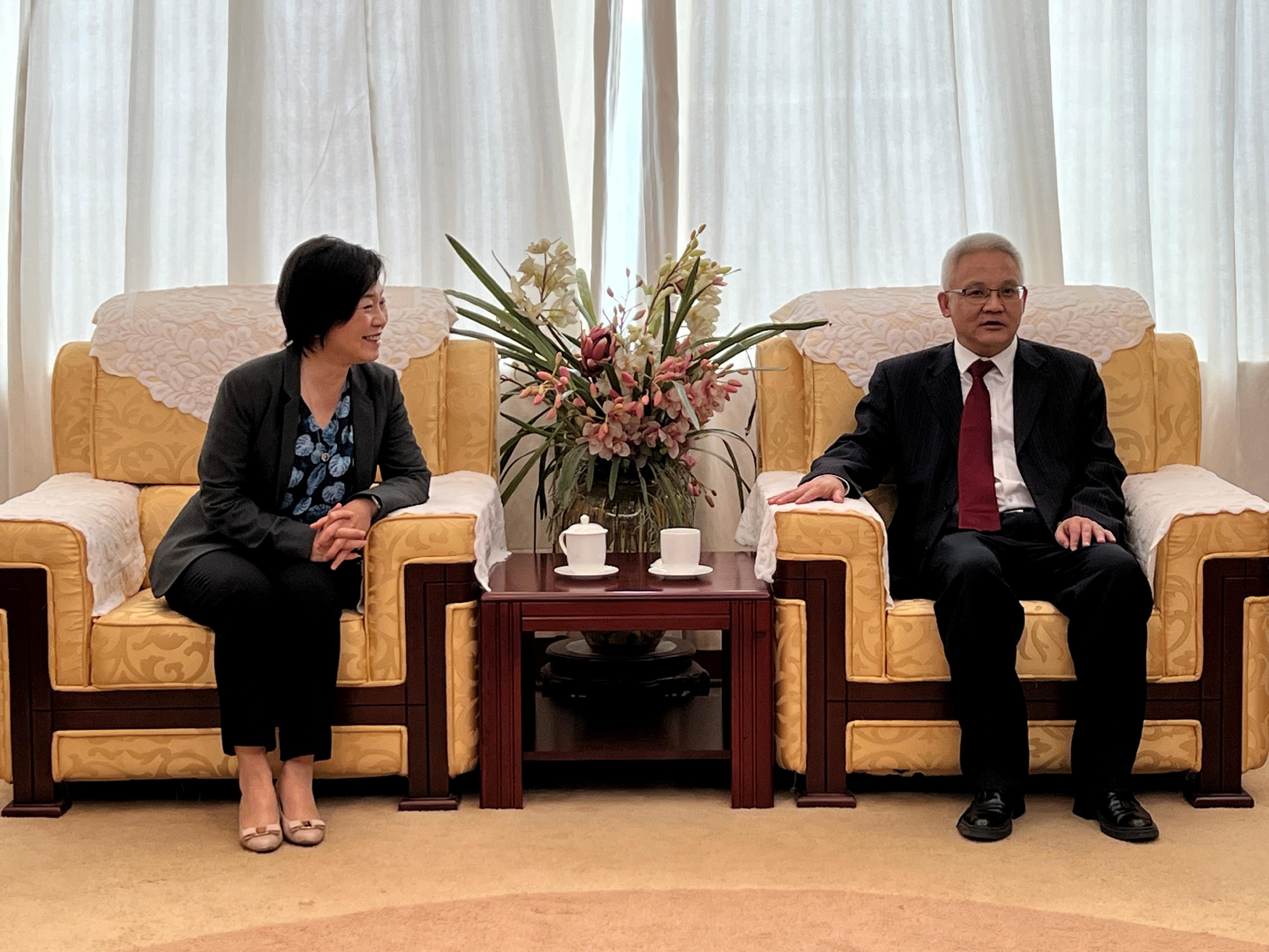 The Secretary for Education, Dr Choi Yuk-lin (left), visits Beijing Normal University and meets its President, Professor Ma Jun (right), in Beijing today (May 16).