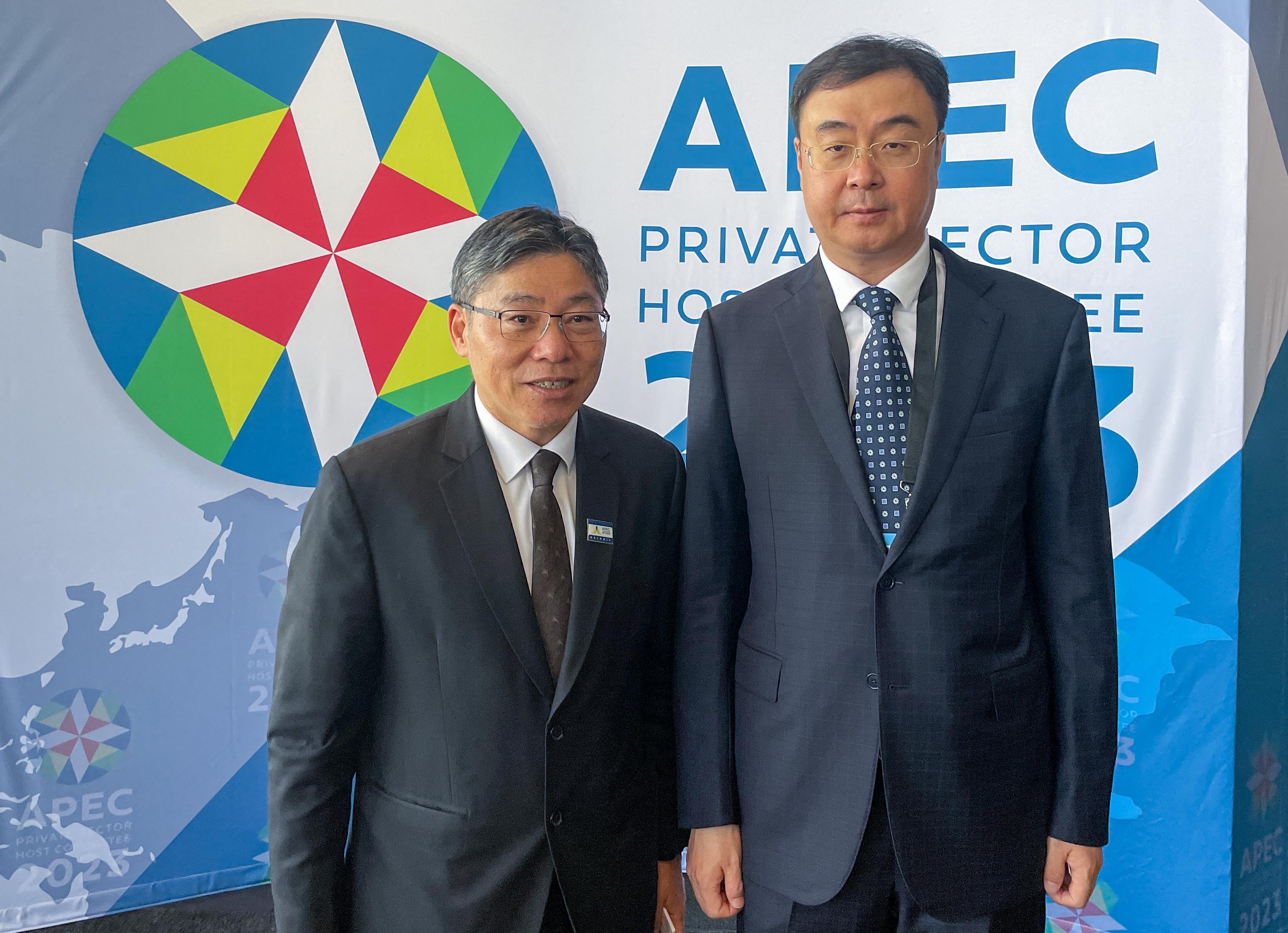 The Secretary for Transport and Logistics, Mr Lam Sai-hung, attended the 11th Asia-Pacific Economic Cooperation  Transportation Ministerial Meeting, in Detroit, the United States (US), from May 15 to 17 (US time). During his stay, Mr Lam met with a number of representatives from other APEC member economies to exchange views on strengthening co-operation in the field of transportation. Photo shows Mr Lam (left) meeting Vice Minister of Transport Mr Wang Gang (right) on May 15 (US time).