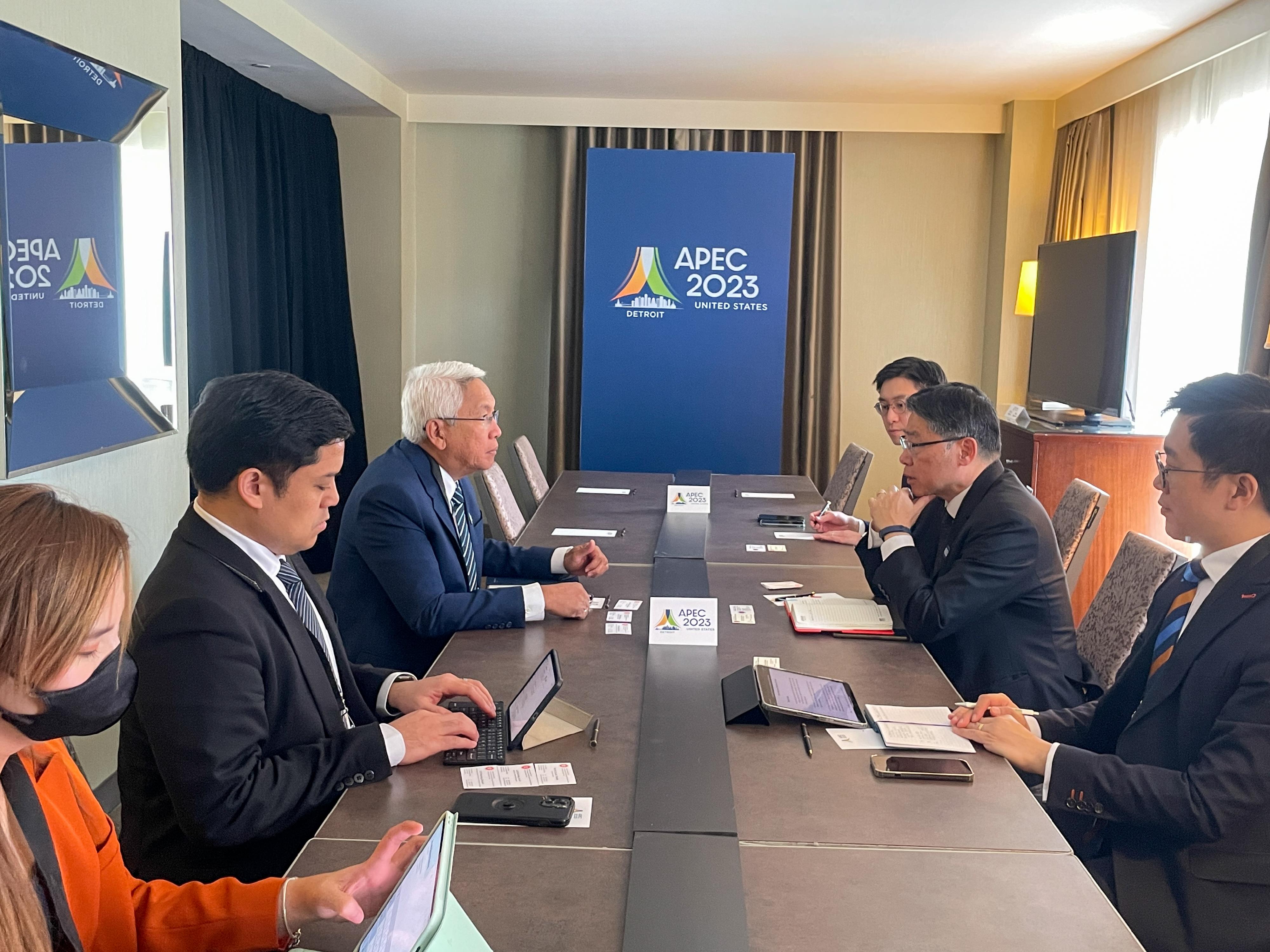 The Secretary for Transport and Logistics, Mr Lam Sai-hung (second right), met with the Undersecretary for the Maritime Sector of the Department of Transportation of the Philippines, Mr Elmer Francisco Sarmiento (third left), on the sidelines of the 11th Asia-Pacific Economic Cooperation Transportation Ministerial Meeting in Detroit, the United States (US), yesterday (May 15, US time) to exchange views on bilateral issues of mutual concern.