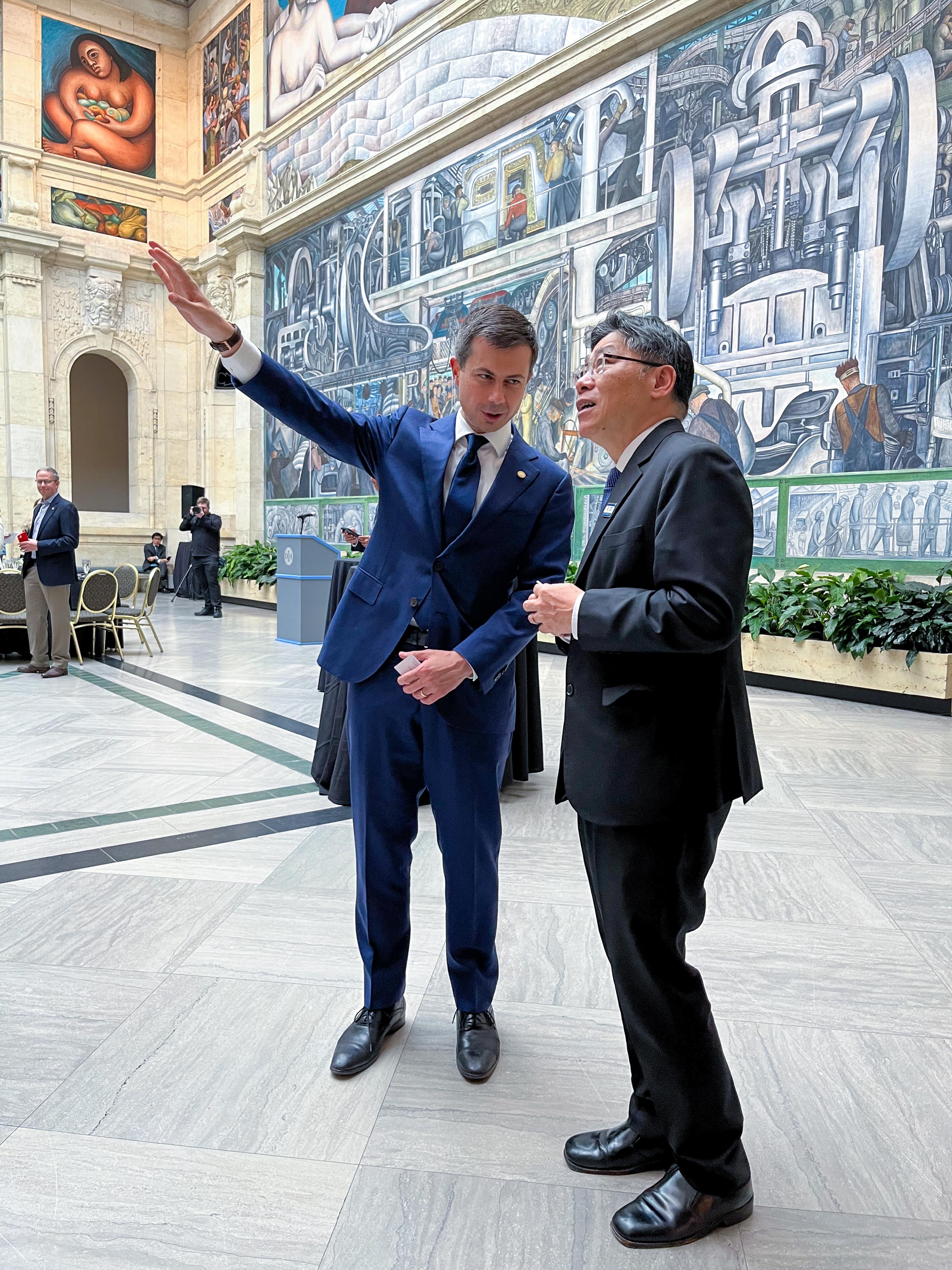 The Secretary for Transport and Logistics, Mr Lam Sai-hung, attended the ministerial dinner of the 11th Asia-Pacific Economic Cooperation (APEC) Transportation Ministerial Meeting in Detroit, the United States (US), today (May 16, US time). Photo shows Mr Lam (right) being briefed by the representative of the APEC host economy, the Secretary of Transportation of the US, Mr Pete Buttigieg (left), on the venue, the Detroit Institute of Arts.