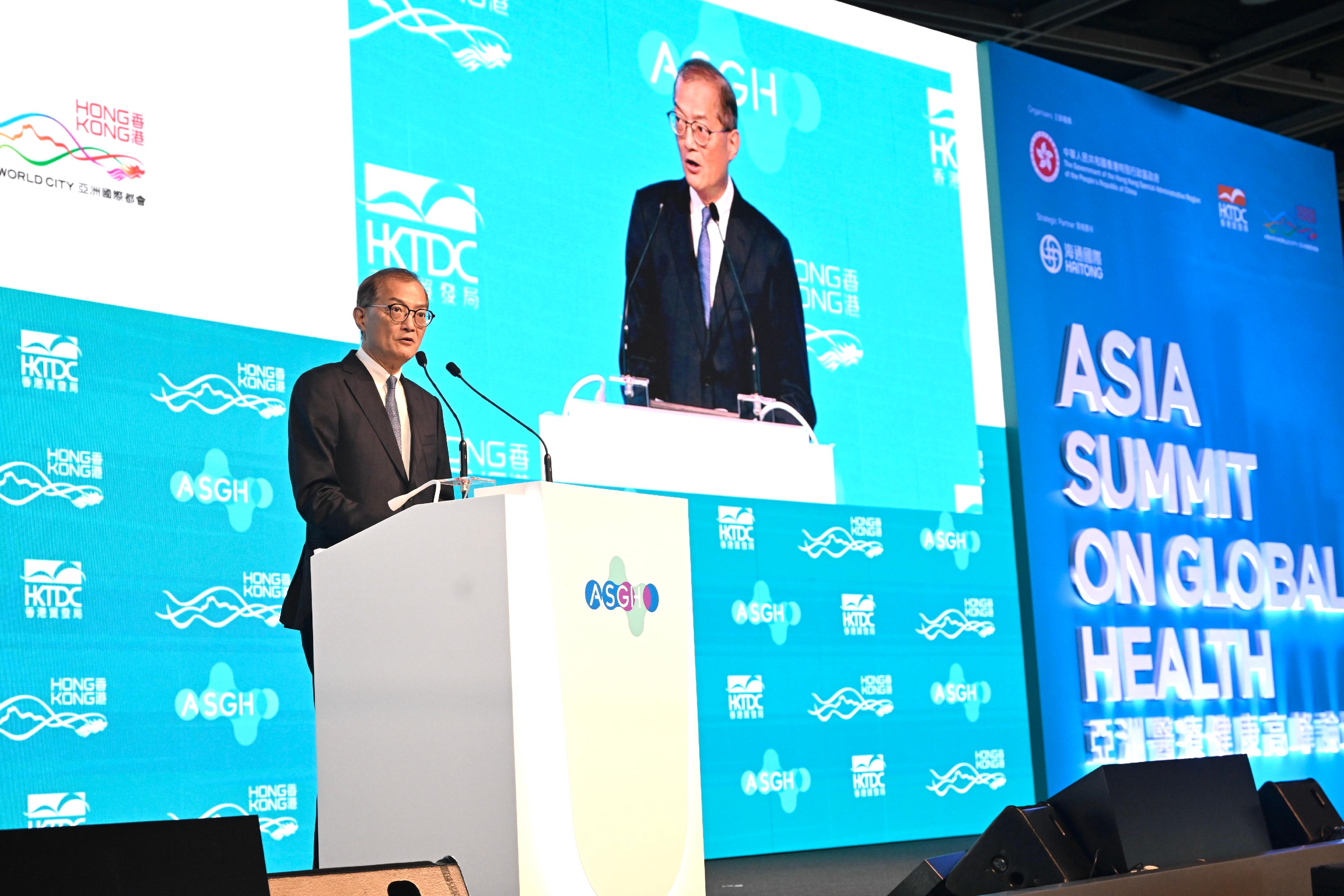 The Secretary for Health, Professor Lo Chung-mau, delivers a speech at the "Plenary Session: Reimagining the Future of Healthcare" of the Asia Summit on Global Health today (May 17).