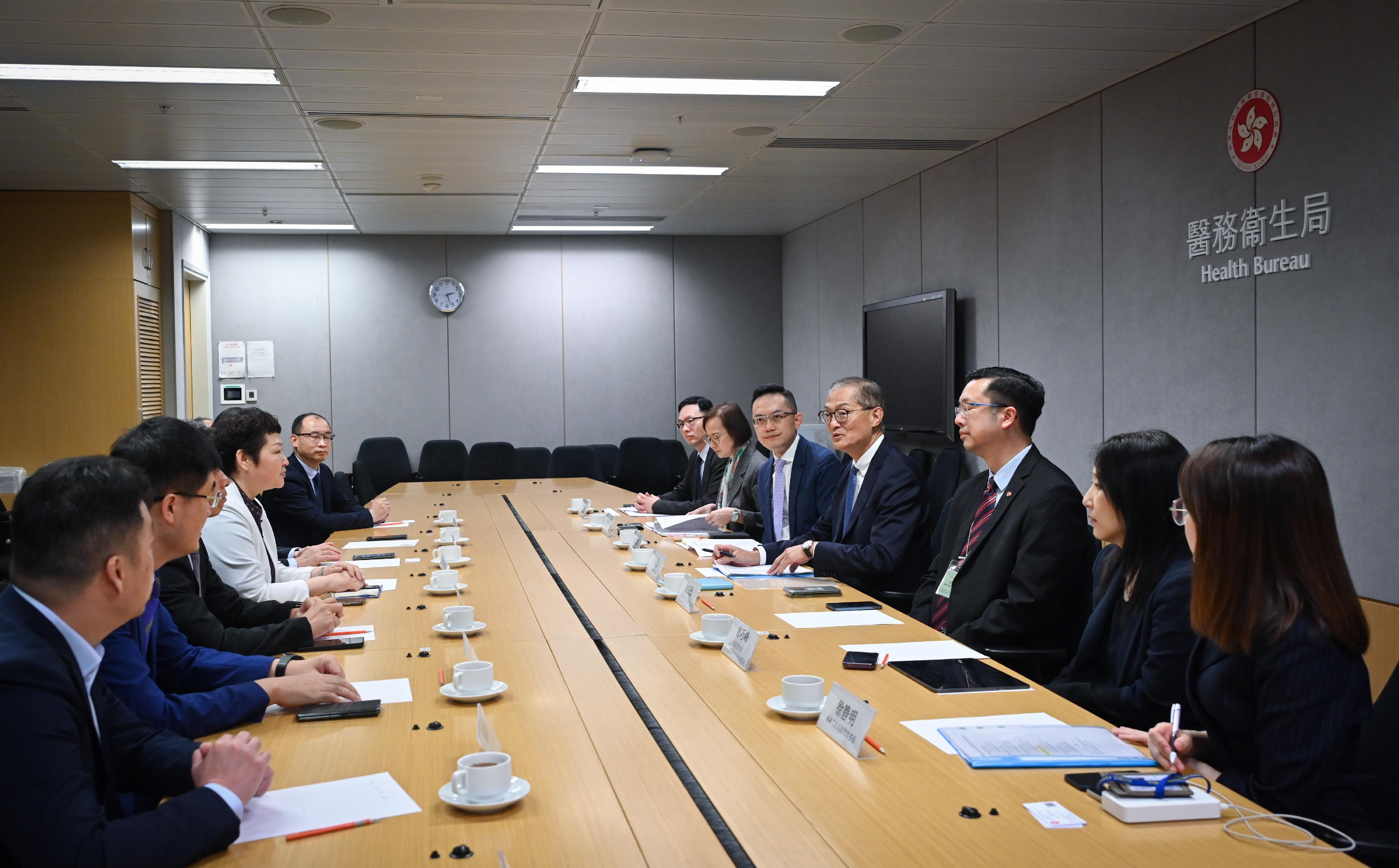 The Secretary for Health, Professor Lo Chung-mau (fourth right), meets Deputy Director of the Tianjin Municipal Health Commission Ms Han Xiaofen (fourth left), and her delegation today (May 17) to explore ways of strengthening co-operation in the area of healthcare, with the Director of Health, Dr Ronald Lam (fifth right), in attendance.