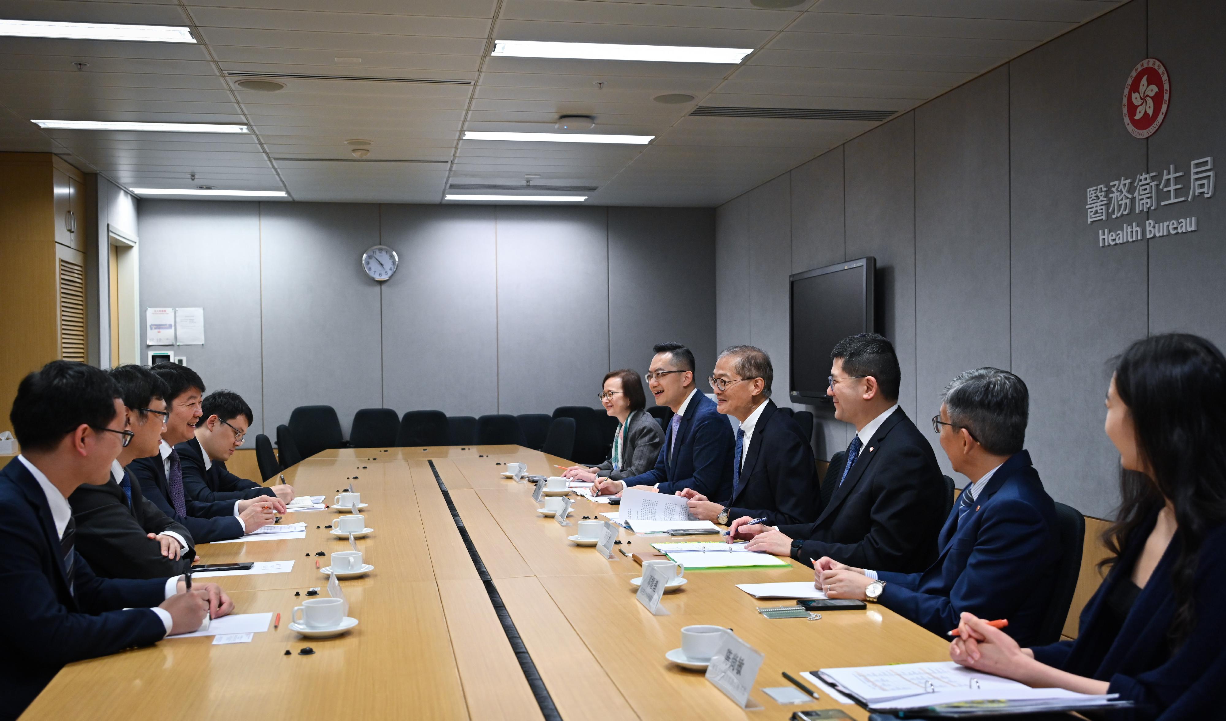 The Secretary for Health, Professor Lo Chung-mau (fourth right), meets Deputy Director of the Shanghai Municipal Health Commission Mr Yu Tao (third left), and his delegation today (May 17) to explore ways of strengthening co-operation in the area of healthcare, with the Director of Health, Dr Ronald Lam (fifth right), and the Chief Executive of the Hospital Authority, Dr Tony Ko (third right), in attendance.