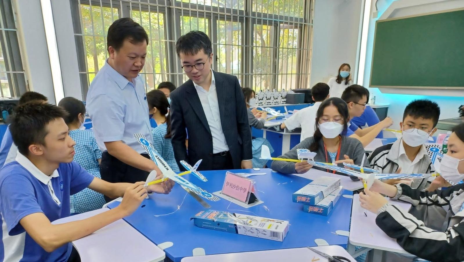 教育局副局長施俊輝今日（五月十八日）到訪深圳第二外國語學校，出席伊利沙伯中學與該校的姊妹學校交流活動。圖示施俊輝（左三）觀看兩校學生參與飛機模型製作活動。