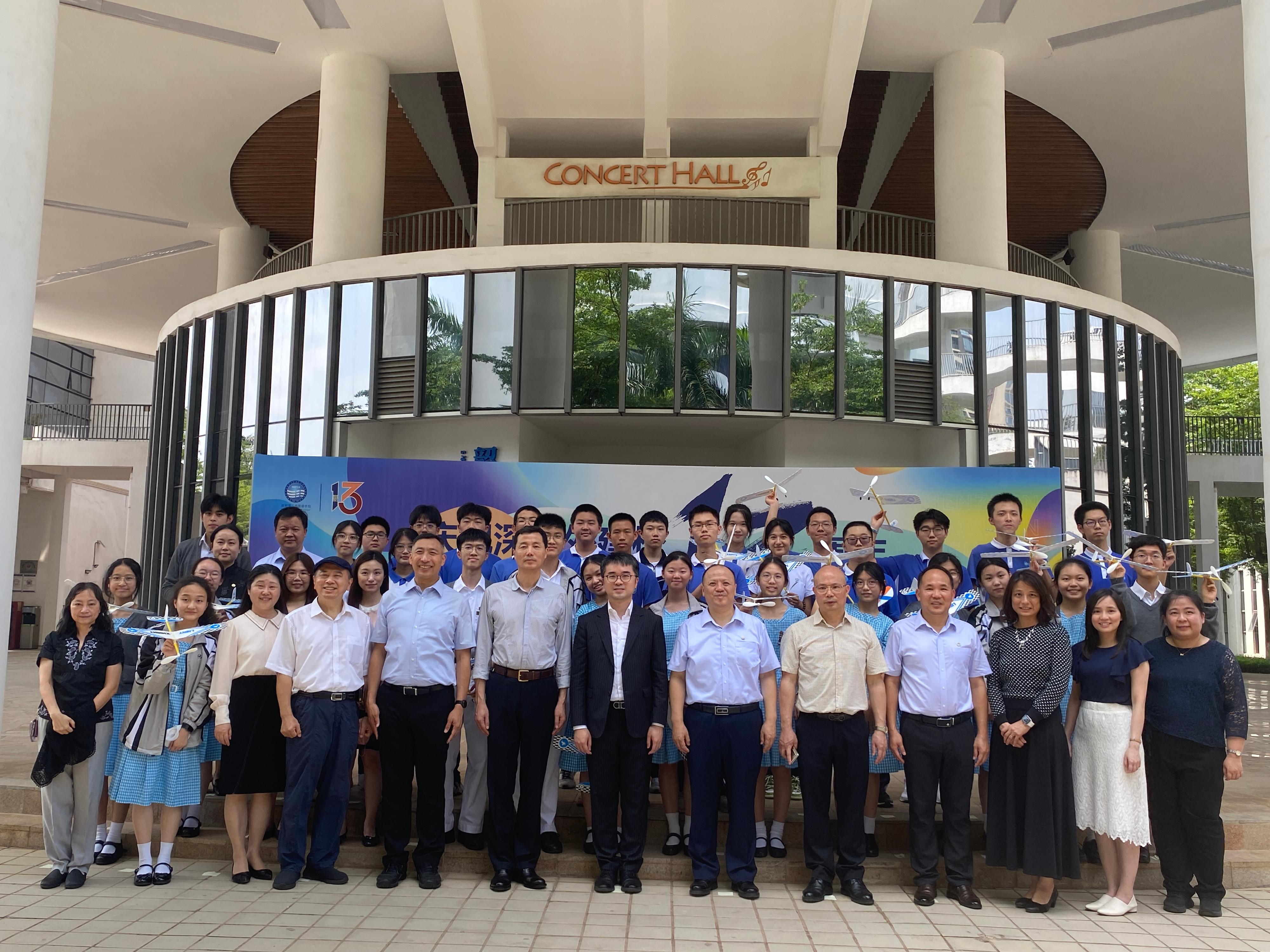 The Under Secretary for Education, Mr Sze Chun-fai, visited Shenzhen Second Foreign Languages School (SSFLS) today (May 18) to participate in a sister school exchange activity for Queen Elizabeth School and SSFLS. Photo shows Mr Sze (front row, centre) with representatives of the Shenzhen Municipal Education Bureau and the principals, teachers and students of both schools.