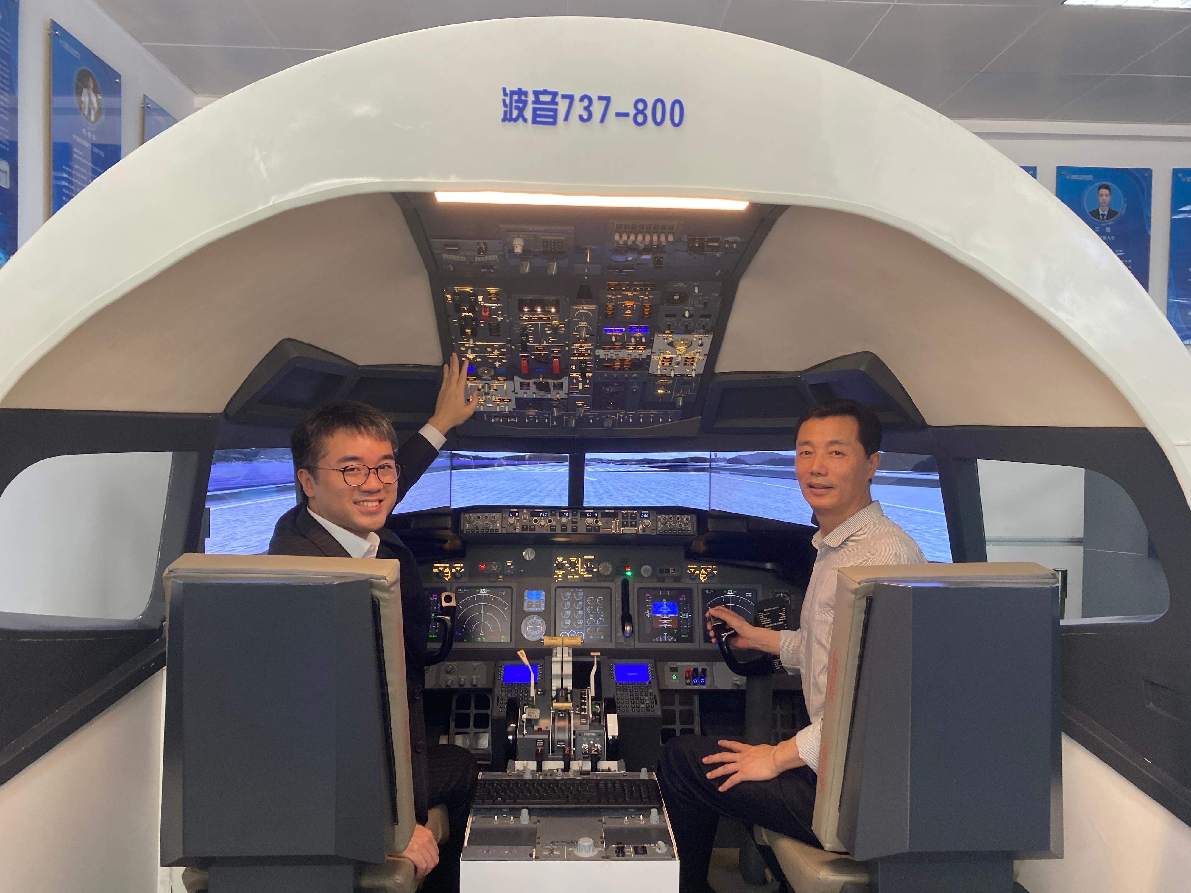 The Under Secretary for Education, Mr Sze Chun-fai, visited Shenzhen Second Foreign Languages School (SSFLS) today (May 18) to participate in a sister school exchange activity for Queen Elizabeth School and SSFLS. Photo shows Mr Sze (left) visiting the school's flight simulator.