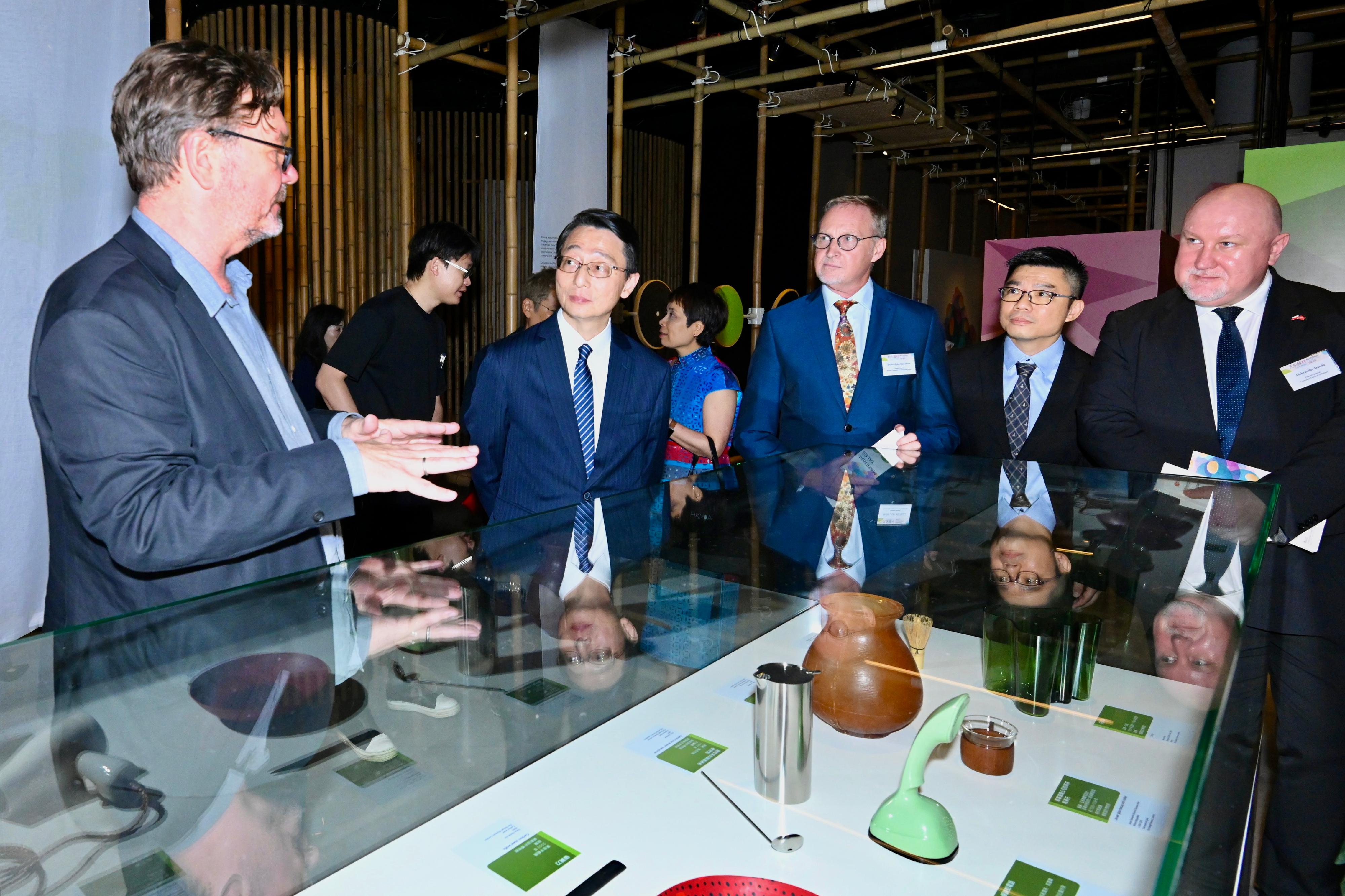 The opening ceremony for the exhibition "Material Tales - The Life of Things" was held today (May 18) at the Hong Kong Science Museum. Photo shows the Head of International Engagement of the Design Museum, London, Mr Chris Harris (first left), and the Director of Leisure and Cultural Services, Mr Vincent Liu (second left), touring the exhibition as officiating guests.