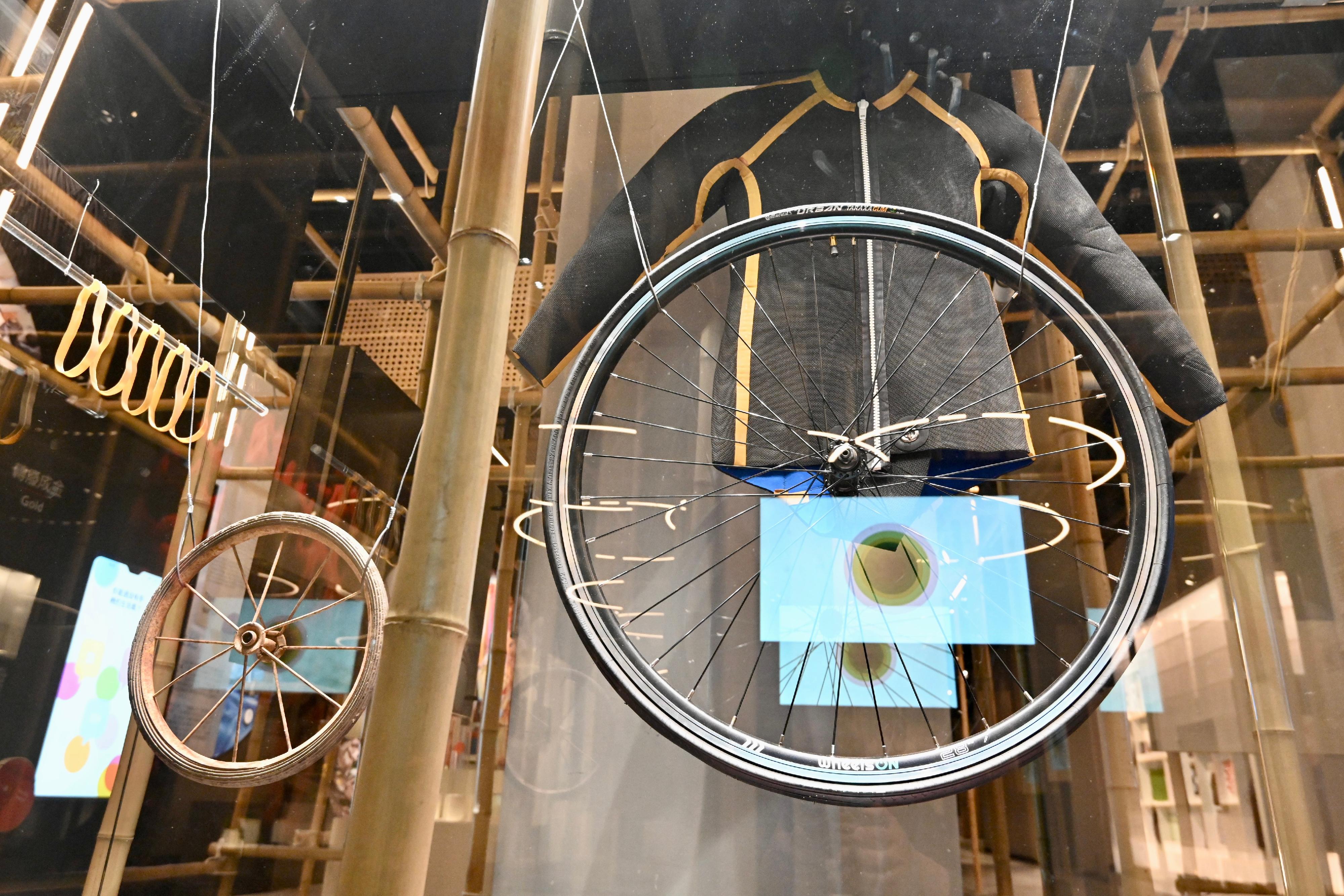 香港科学馆明日（五月十九日）起举办「天生我『材』─材料科学与设计」展览。图示以橡胶制成的儿童单车轮胎（左）和俄罗斯蒲公英提取的橡胶制成的单车轮胎（右）。