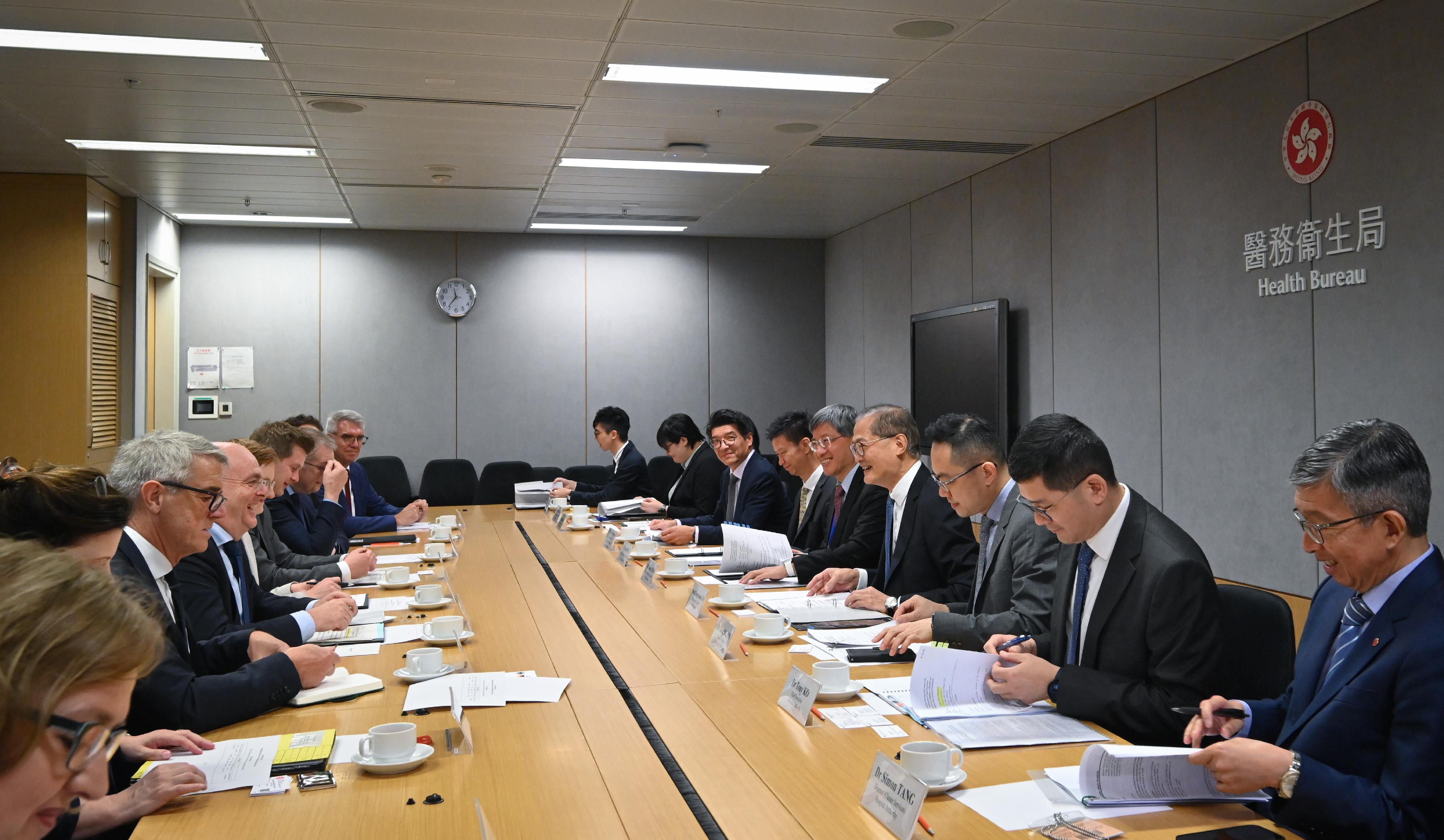 The Secretary for Health, Professor Lo Chung-mau (fourth right), met with a delegation led by Parliamentary State Secretary to the Federal Minister of Health of Germany Professor Edgar Franke (fourth left) today (May 18). The Permanent Secretary for Health, Mr Thomas Chan (fifth right); the Director of Health, Dr Ronald Lam (third right); Deputy Secretary for Health Mr Sam Hui (sixth right); the Commissioner for Primary Healthcare, Dr Pang Fei-chau (seventh right); and the Chief Executive of the Hospital Authority, Dr Tony Ko (second right), also attended.