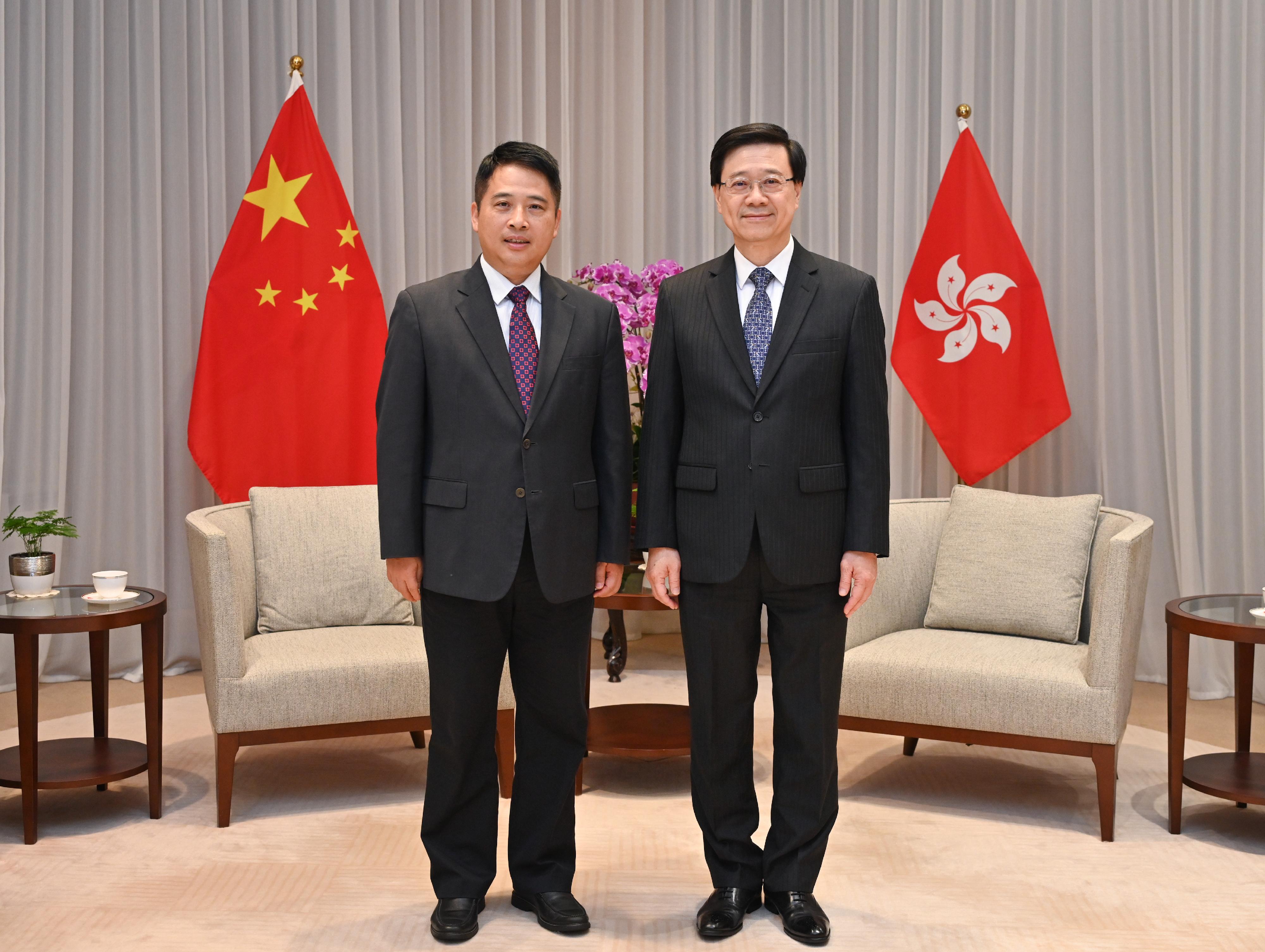 The Chief Executive, Mr John Lee (right), meets the Mayor of the Zhuhai Municipal Government, Mr Huang Zhihao (left), today (May 18).