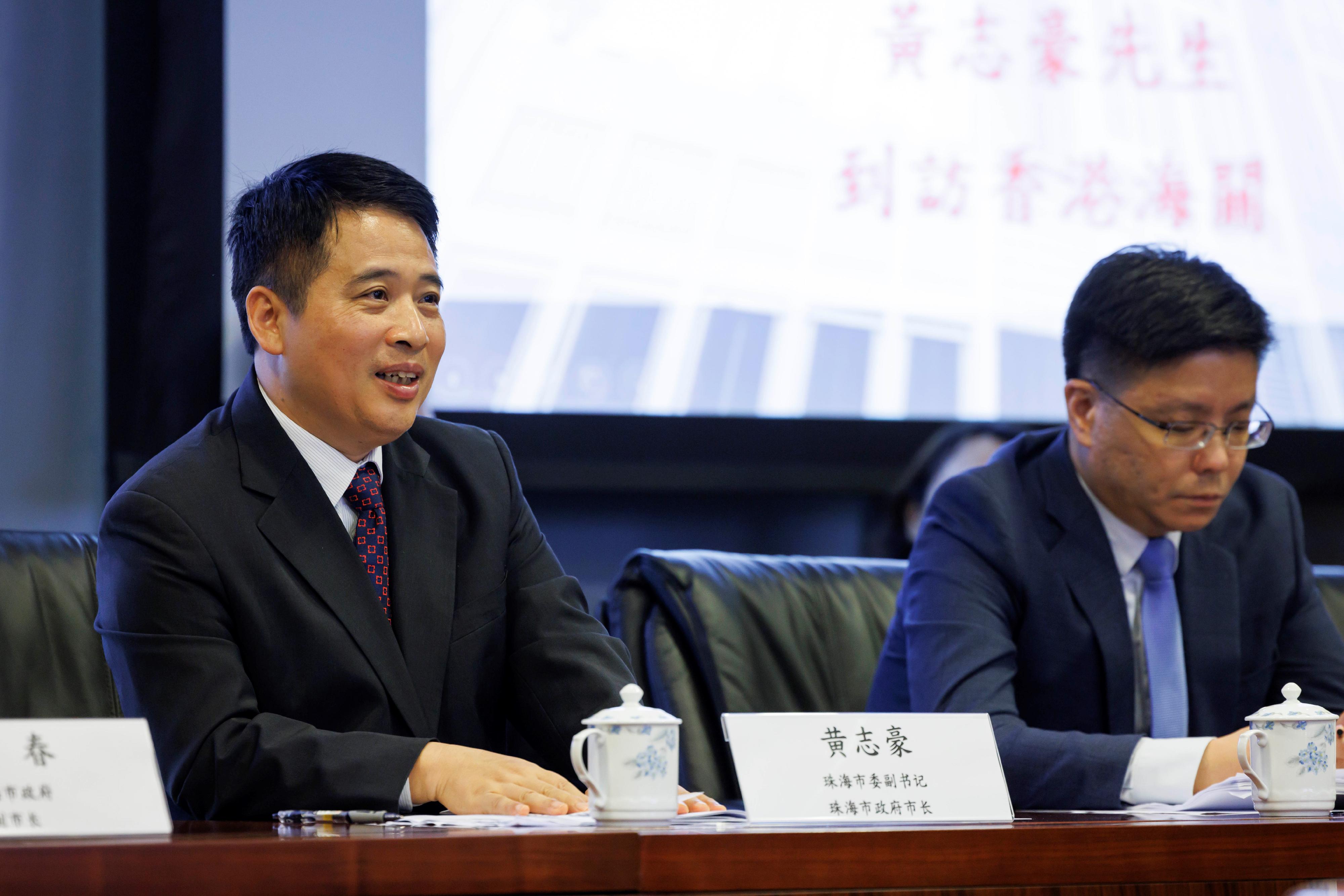 香港海關關長何珮珊今日（五月十八日）在香港海關總部大樓與珠海市市長黃志豪會面。圖示黃志豪（左）於會議上發言。