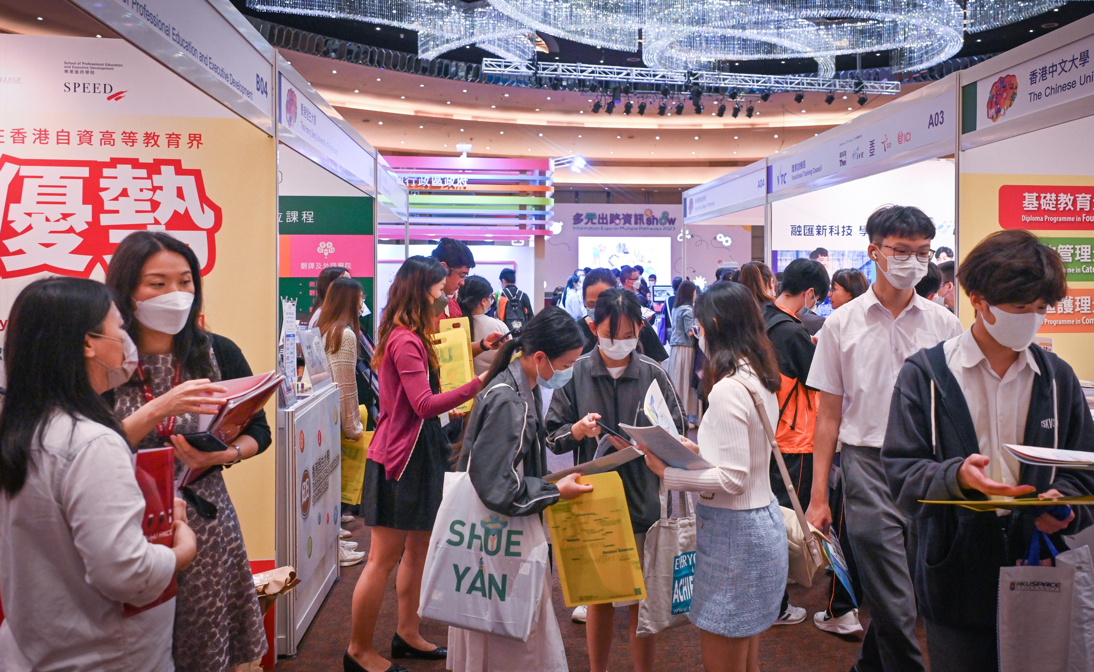 The Education Bureau is holding the Information Expo on Multiple Pathways 2023 today and tomorrow (May 19 and 20) at the Kowloonbay International Trade & Exhibition Centre. Photo shows members of the public visiting the exhibition booths to acquire information on further studies and career pathways.