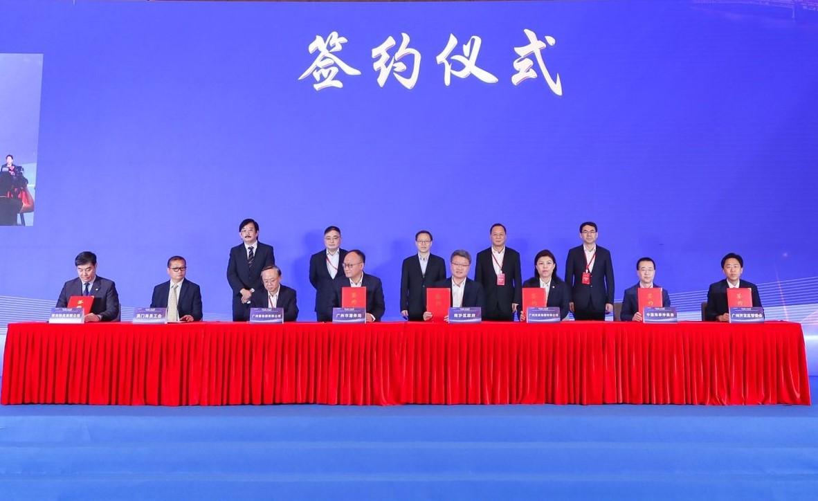 The Transport and Logistics Bureau signed a Memorandum of Understanding (MoU) on Greater Bay maritime co-operation with the Guangzhou Port Authority (GPA) today (May 19). Photo shows the Director of the GPA, Mr Sun Xiuqing (front row, fourth left), signing the MoU at the 2023 Greater Bay Maritime Conference.