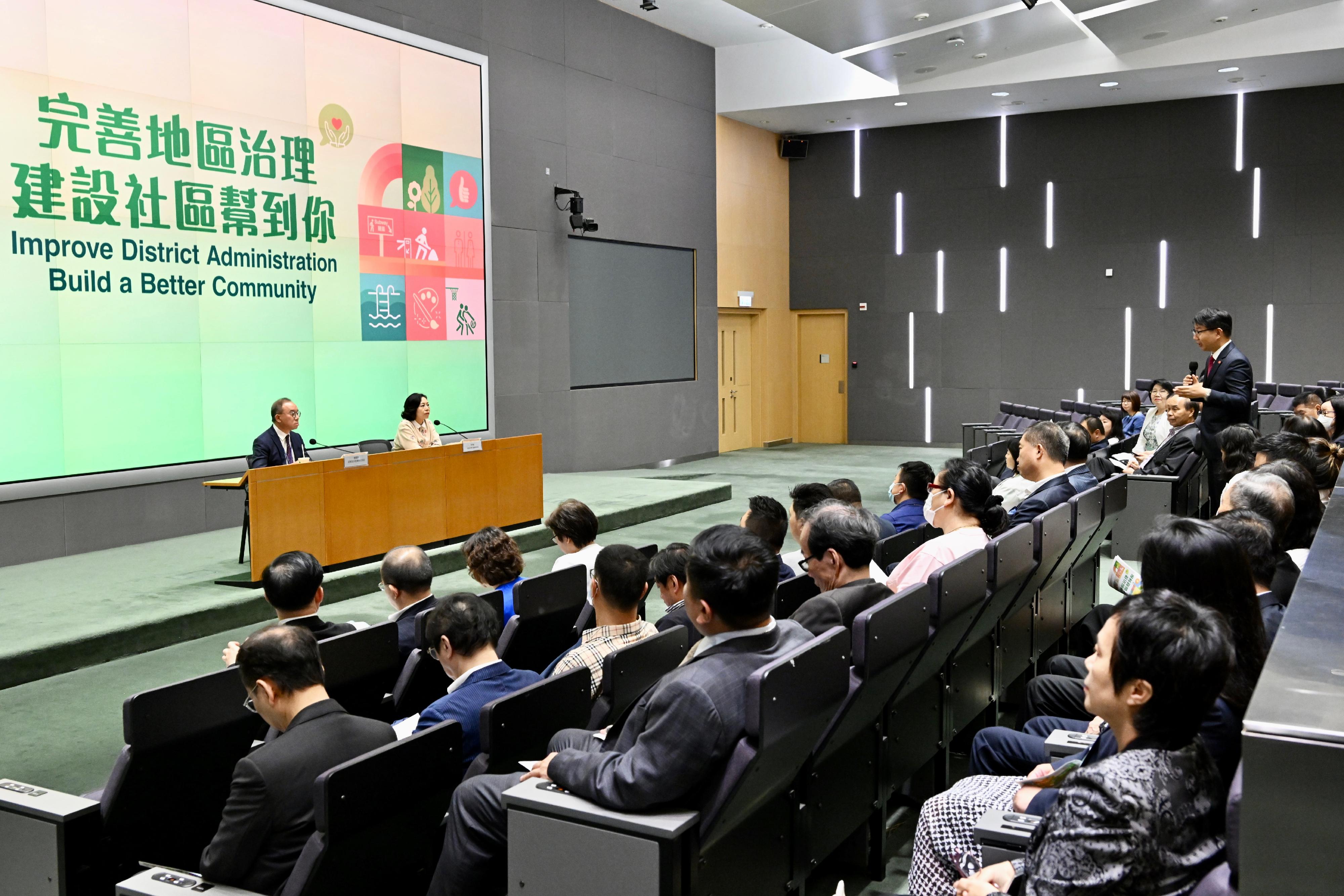 The Secretary for Constitutional and Mainland Affairs, Mr Erick Tsang Kwok-wai, and the Secretary for Home and Youth Affairs, Miss Alice Mak, today (May 19) brief representatives of associations of Chinese fellow townsmen on the proposals to improve governance at the district level.