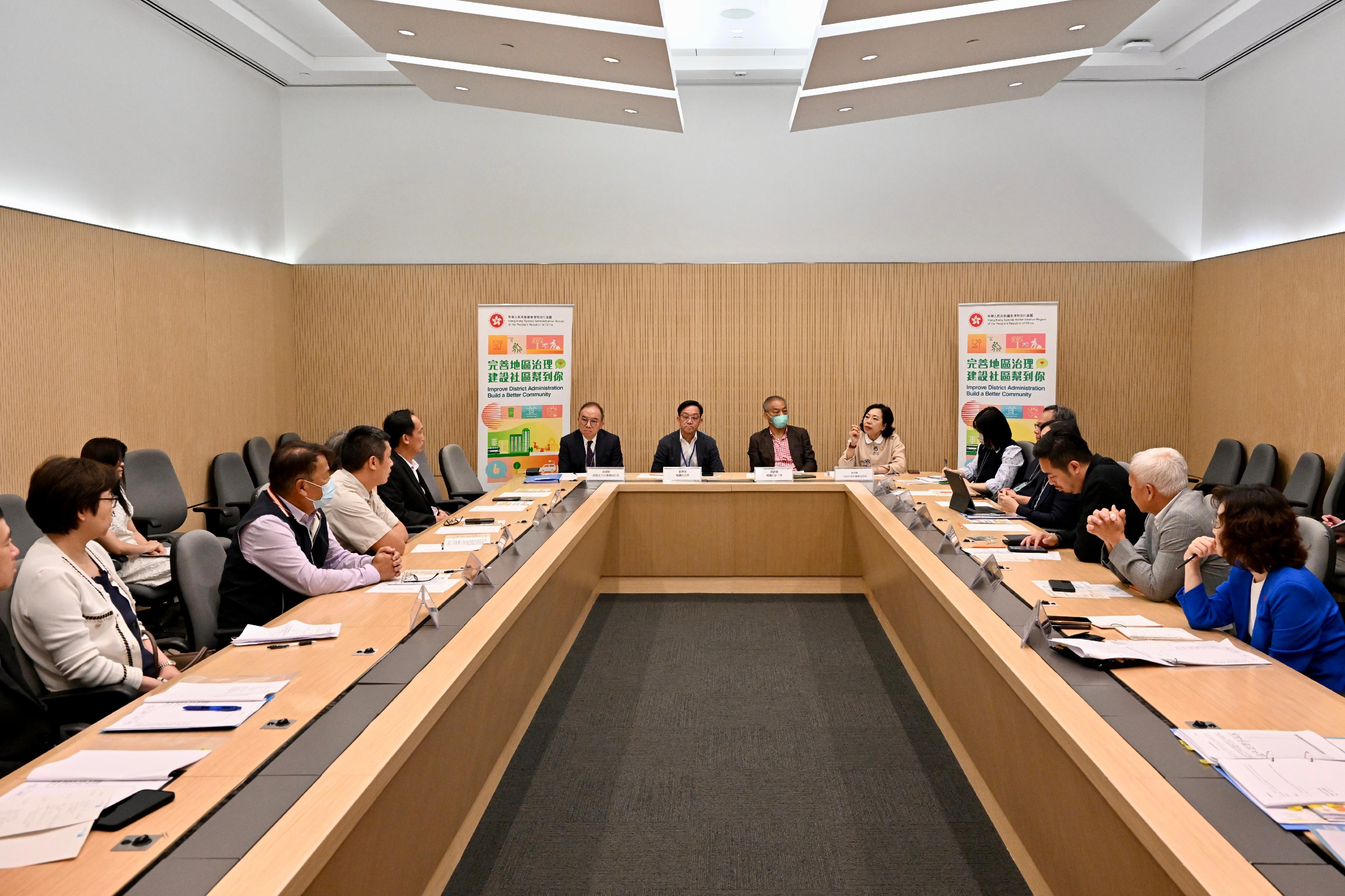 The Secretary for Constitutional and Mainland Affairs, Mr Erick Tsang Kwok-wai (10th right), and the Secretary for Home and Youth Affairs, Miss Alice Mak (seventh right), today (May 19) brief representatives of Heung Yee Kuk New Territories on the proposals to improve governance at the district level.