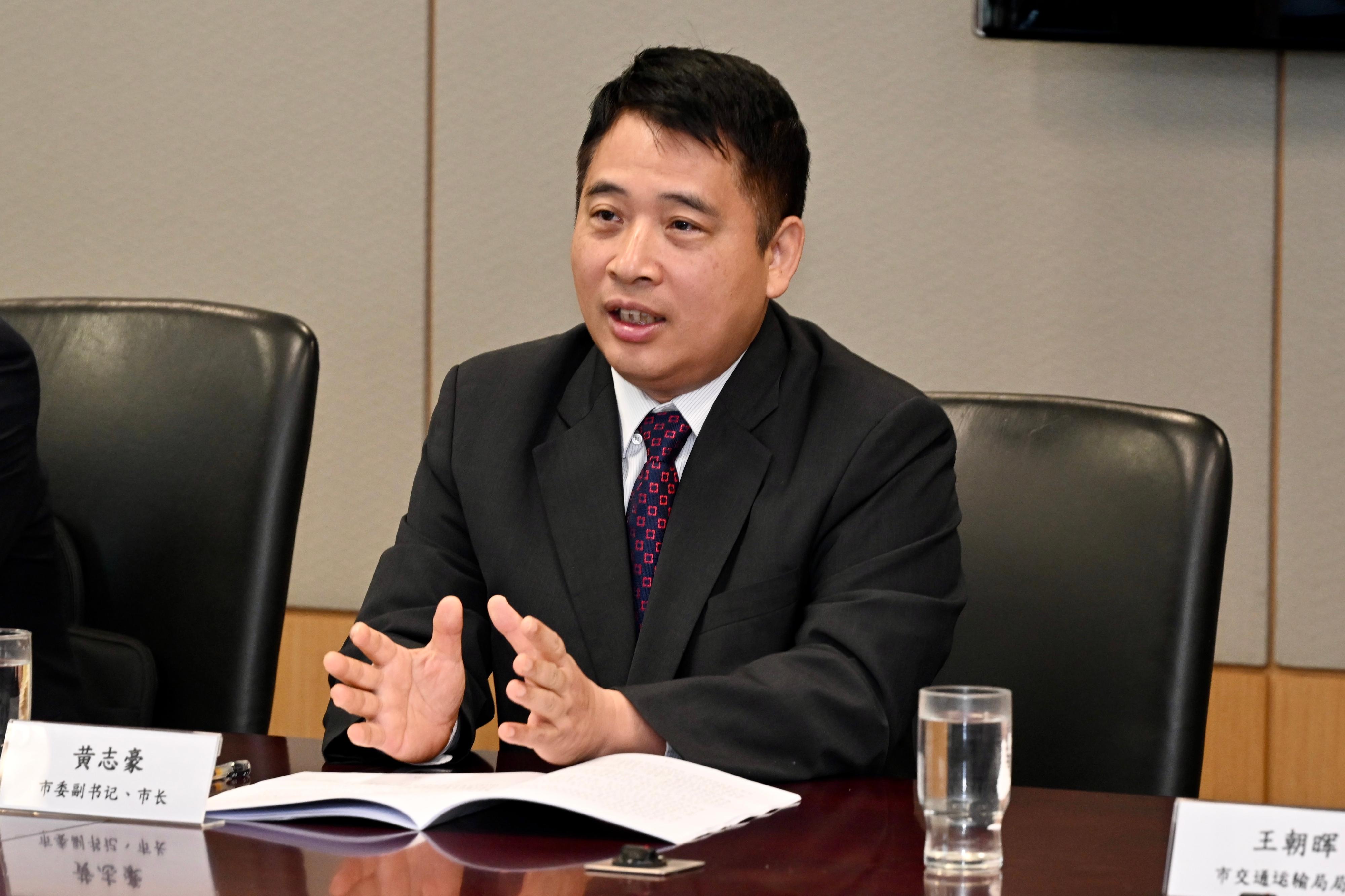 署理運輸及物流局局長廖振新今日（五月十九日）與珠海市市長黃志豪會面。圖示黃志豪在會上發言。