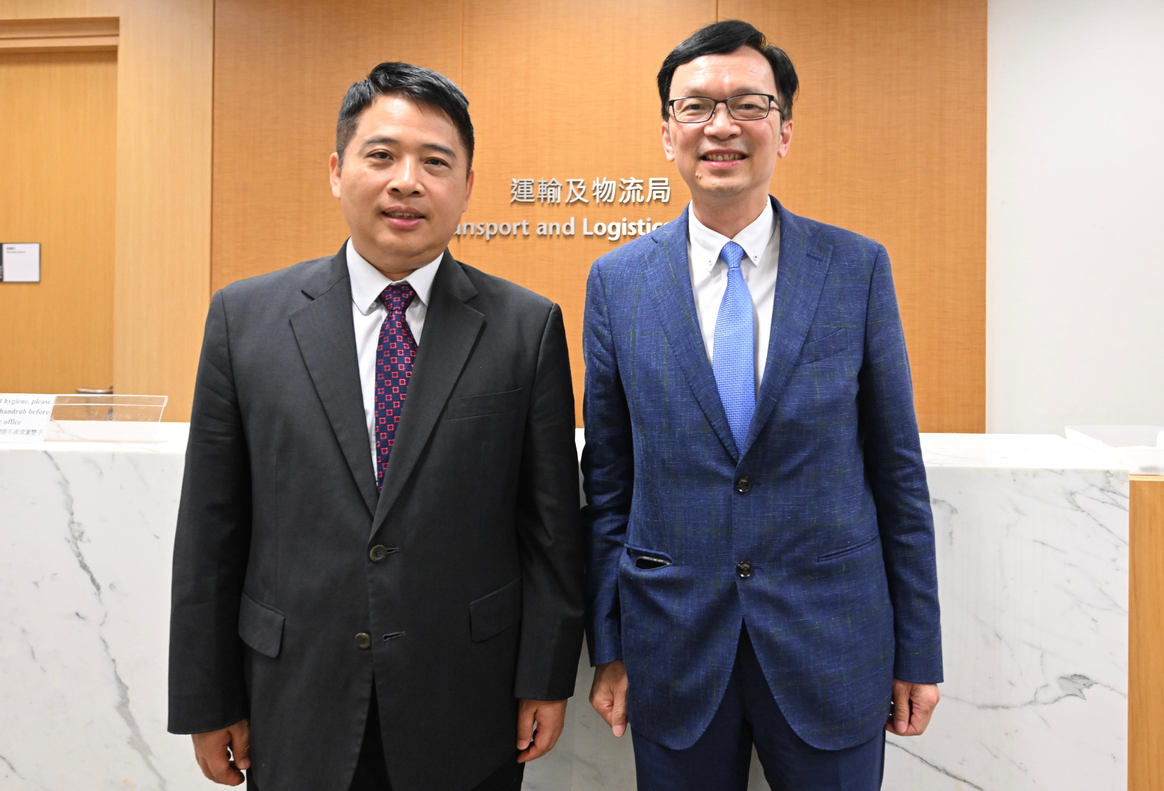 The Acting Secretary for Transport and Logistics, Mr Liu Chun-san (right), met the Mayor of the Zhuhai Municipal Government, Mr Huang Zhihao (left), today (May 19) to exchange views on deepening co-operation between Hong Kong and Zhuhai on logistics and aviation.