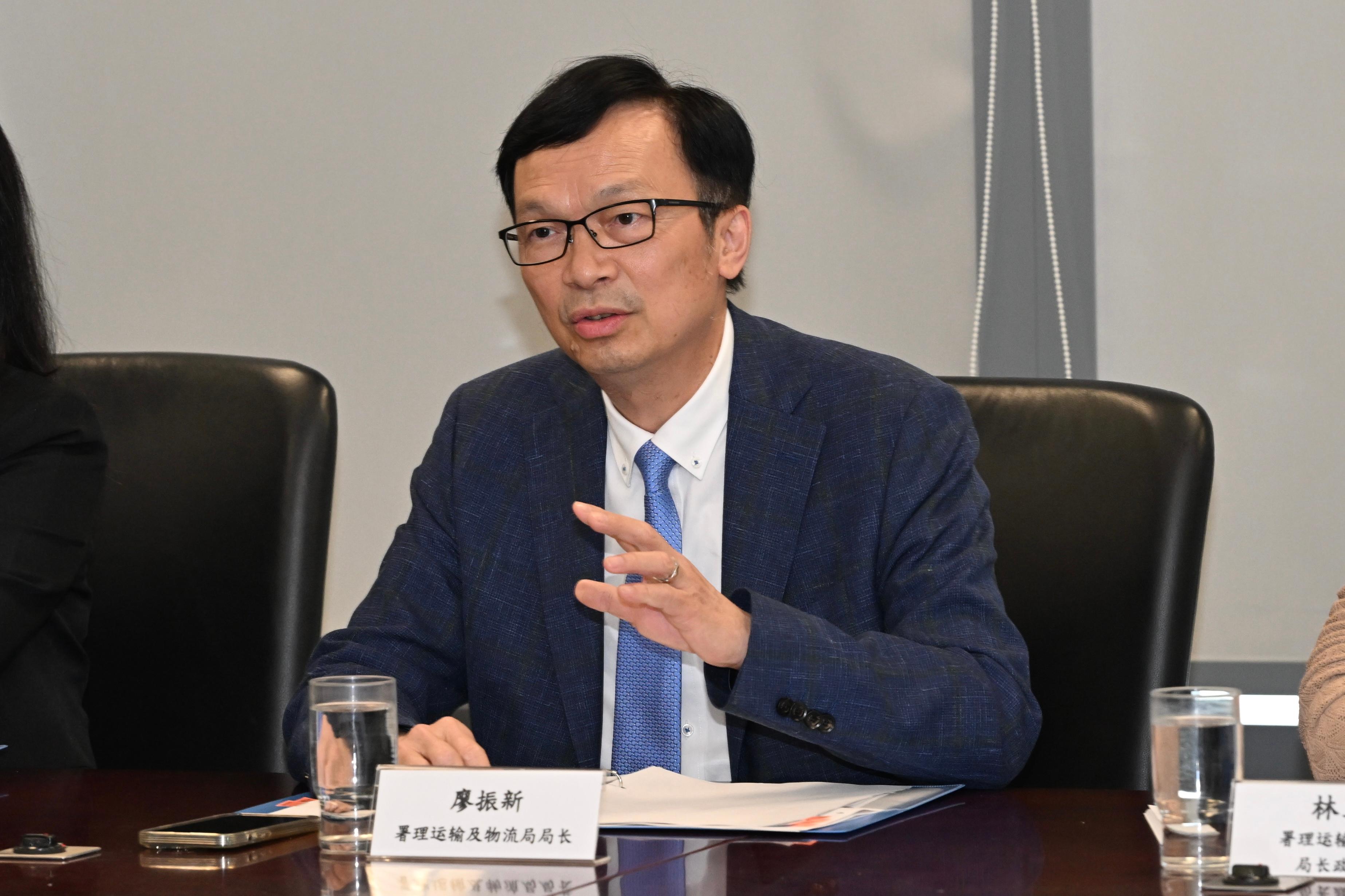 The Acting Secretary for Transport and Logistics, Mr Liu Chun-san, met the Mayor of the Zhuhai Municipal Government, Mr Huang Zhihao, today (May 19). Photo shows Mr Liu speaking at the meeting.