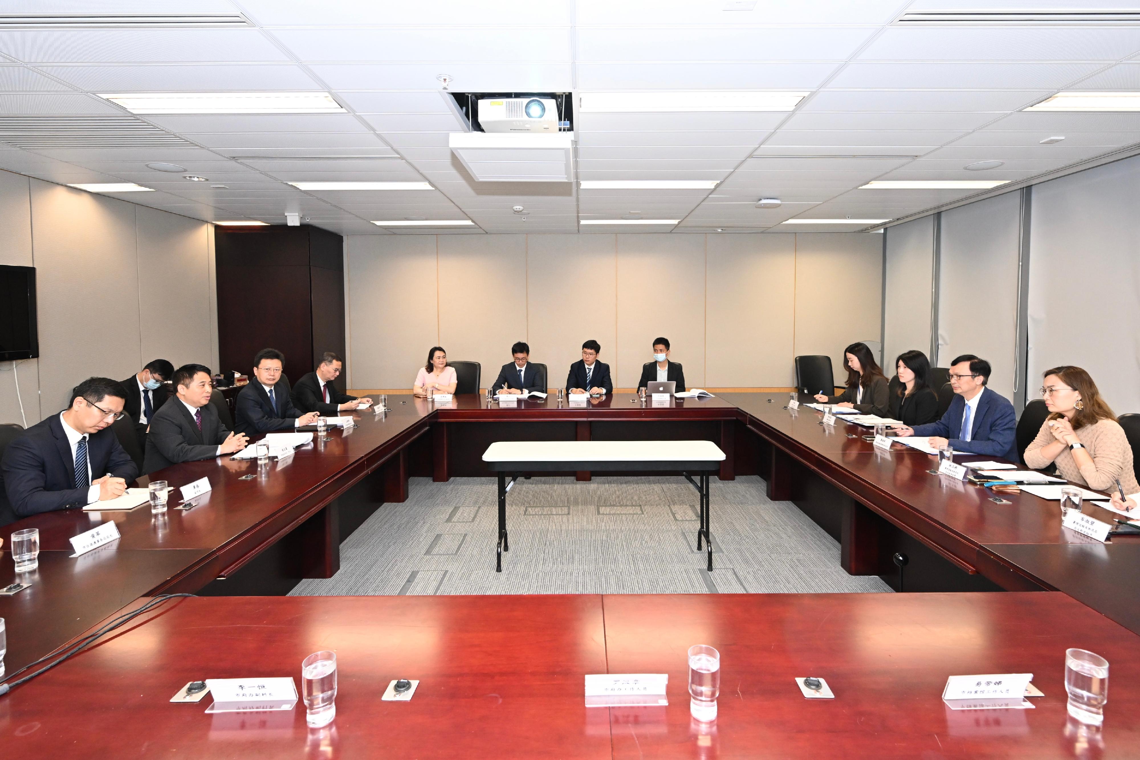 The Acting Secretary for Transport and Logistics, Mr Liu Chun-san, met the Mayor of the Zhuhai Municipal Government, Mr Huang Zhihao, today (May 19). Photo shows the Transport and Logistics Bureau exchanging views with the delegation of the Zhuhai Municipal Government on deepening co-operation on logistics and aviation. 