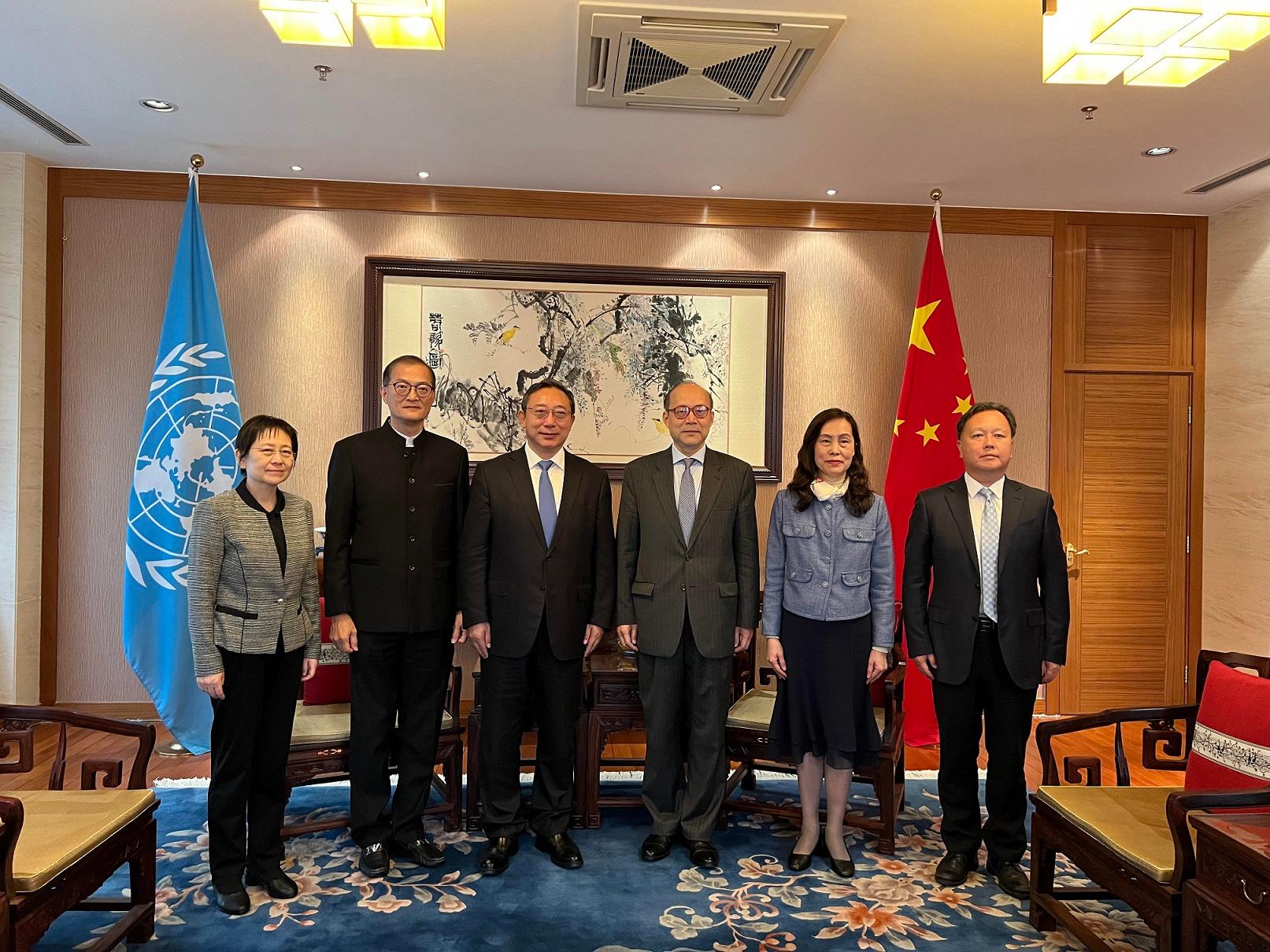 The Secretary for Health, Professor Lo Chung-mau, met with the Vice-minister of the National Health Commission (NHC), Mr Cao Xuetao; the Ambassador Extraordinary and Plenipotentiary, Permanent Representative of the People's Republic of China to the United Nations Office at Geneva and other International Organizations in Switzerland, Mr Chen Xu; and Deputy Head of the National Administration of Disease Prevention and Control Mr Sun Yang in Switzerland today (May 20, Geneva time). Photo shows Professor Lo (second left); Mr Cao (third left); Mr Chen (third right); Mr Sun (first right); the Director General of the Office of Hong Kong, Macao and Taiwan Affairs of the NHC, Ms Zhang Yang (first left); and the Secretary for Social Affairs and Culture of the Macao Special Administrative Region, Ms Ao-Ieong U (second right), in a group photo.