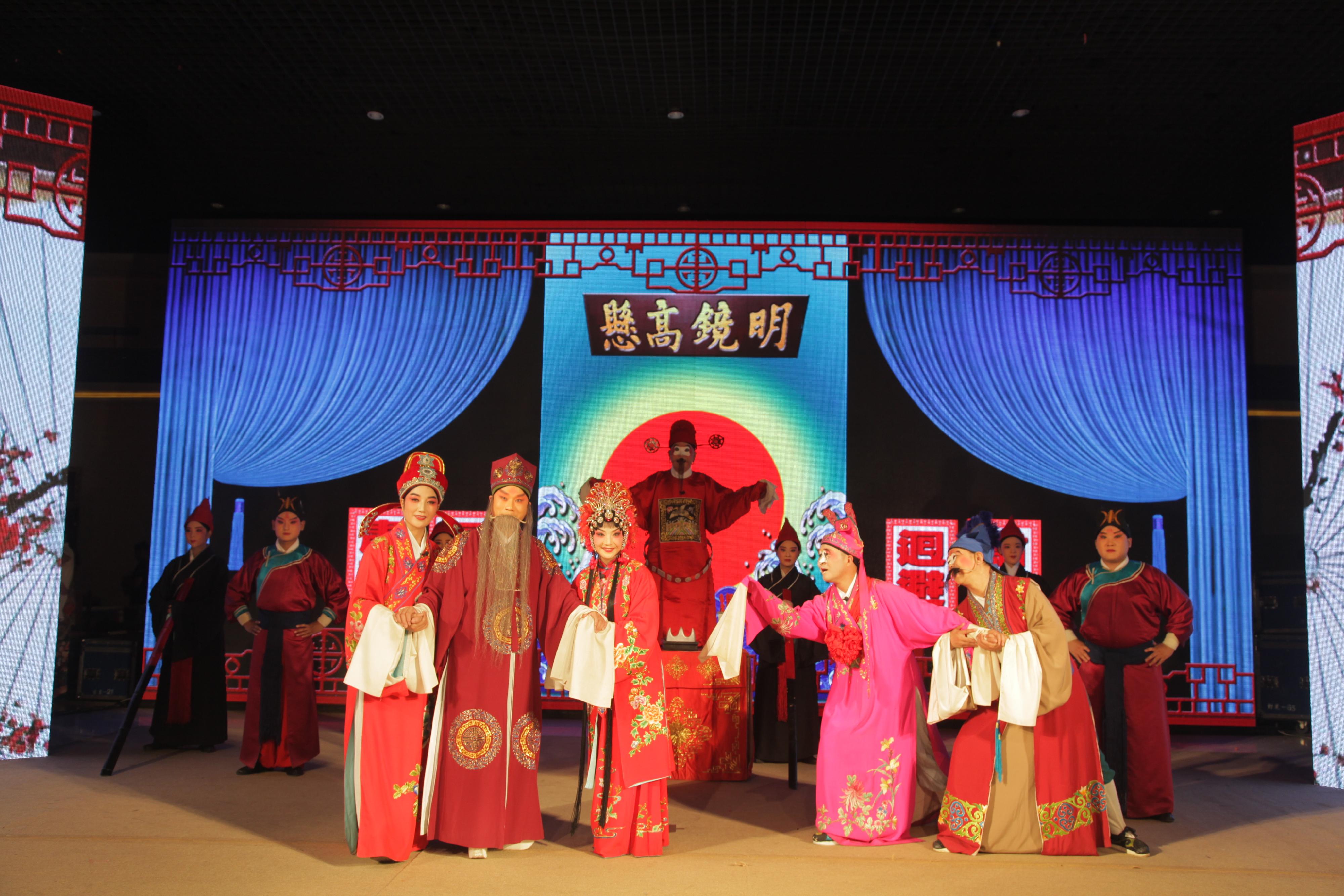 康樂及文化事務署邀得河南省曲劇藝術保護傳承中心六月首度來港，於今年中國戲曲節演出三場經典劇目。圖為《風雪配》劇照。
