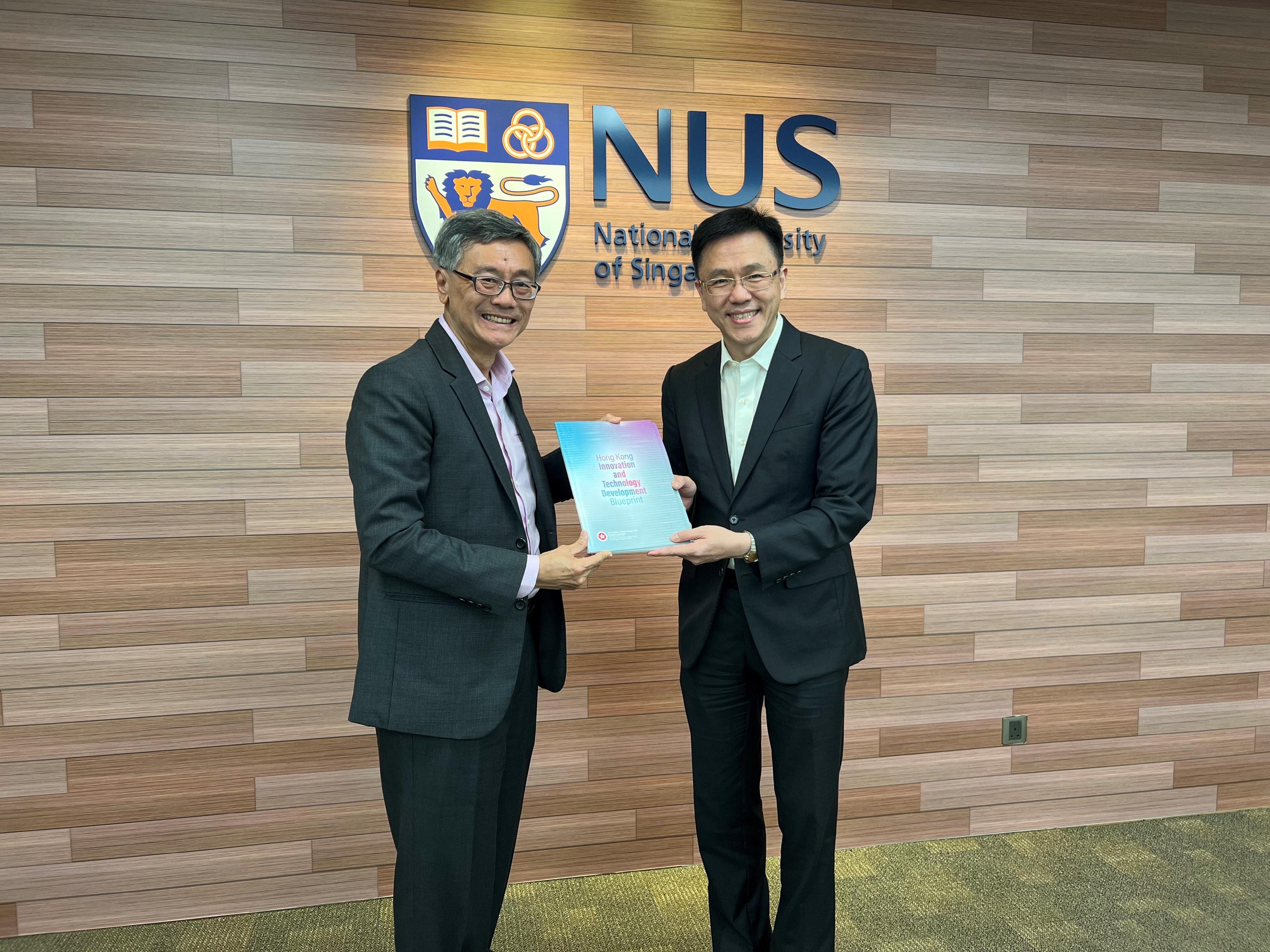The Secretary for Innovation, Technology and Industry, Professor Sun Dong (right), visits the National University of Singapore today (May 22) in Singapore and presents the Hong Kong Innovation and Technology Development Blueprint to the President of the National University of Singapore, Professor Tan Eng Chye (left).
