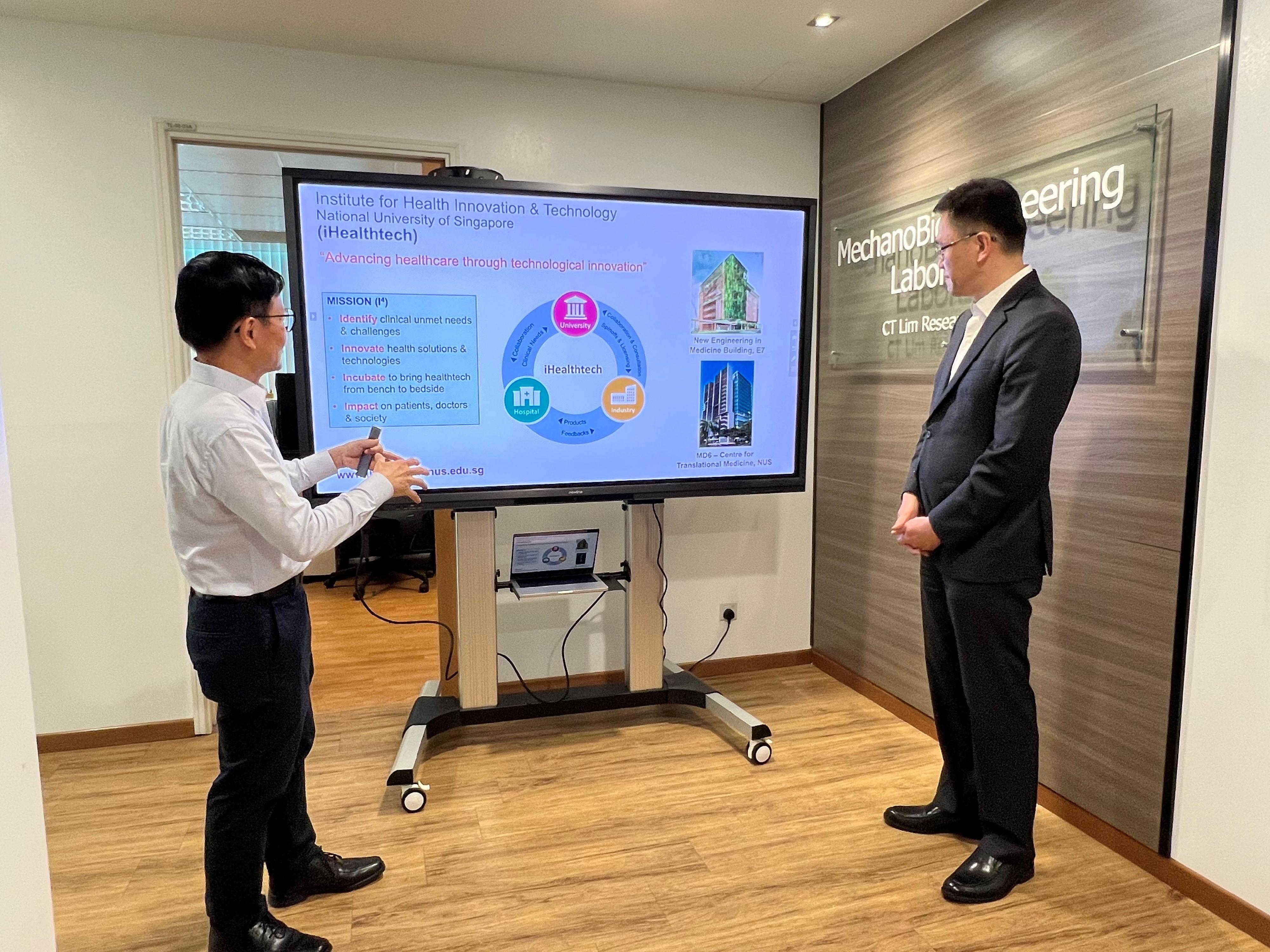 The Secretary for Innovation, Technology and Industry, Professor Sun Dong (right), tours the MechanoBioEngineering Laboratory of the Mechanobiology Institute today (May 22) in Singapore and receives relevant briefings.