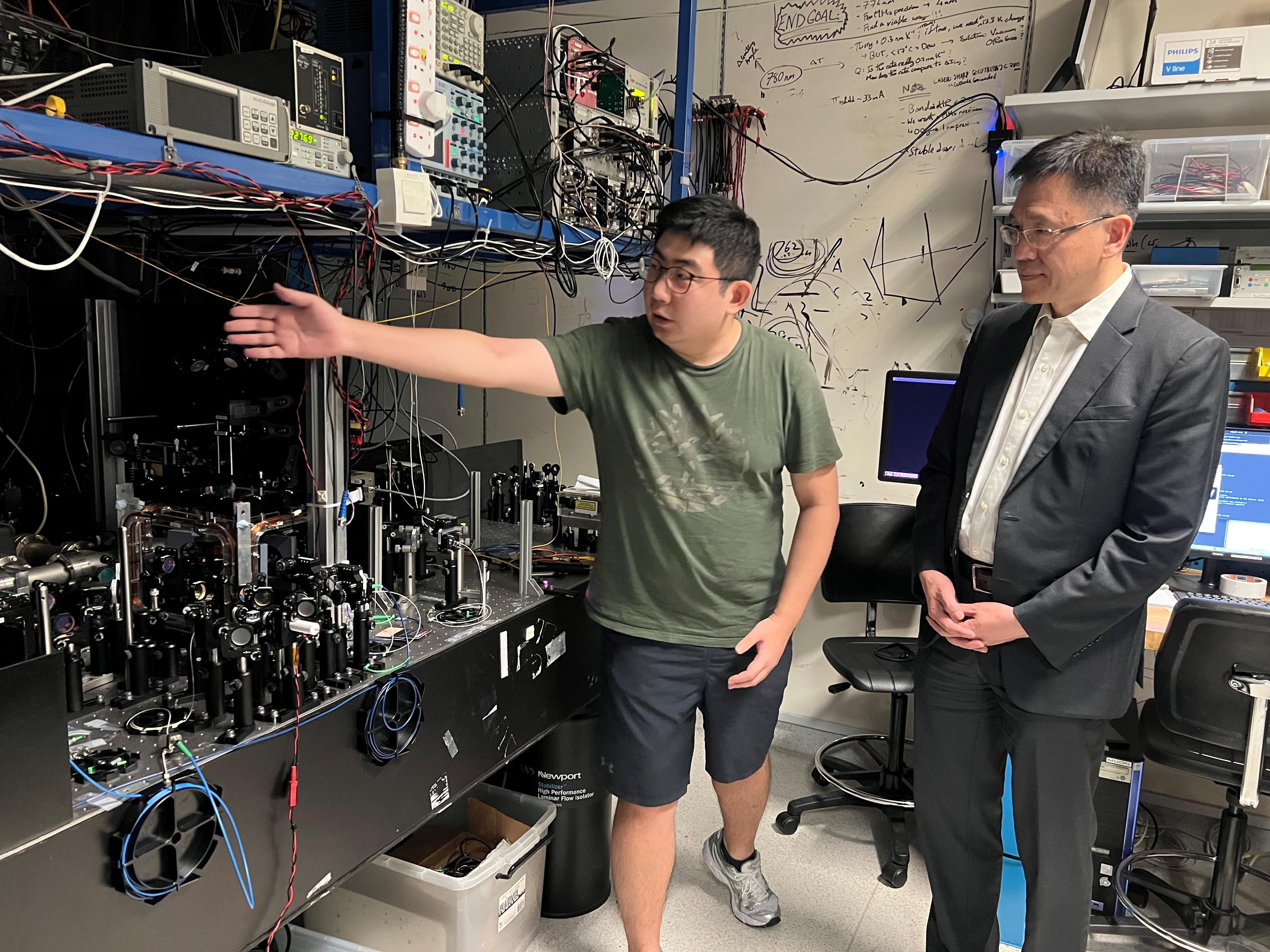 創新科技及工業局局長孫東教授（右）今日（五月二十二日）在新加坡參觀量子科技研究中心的實驗室。
