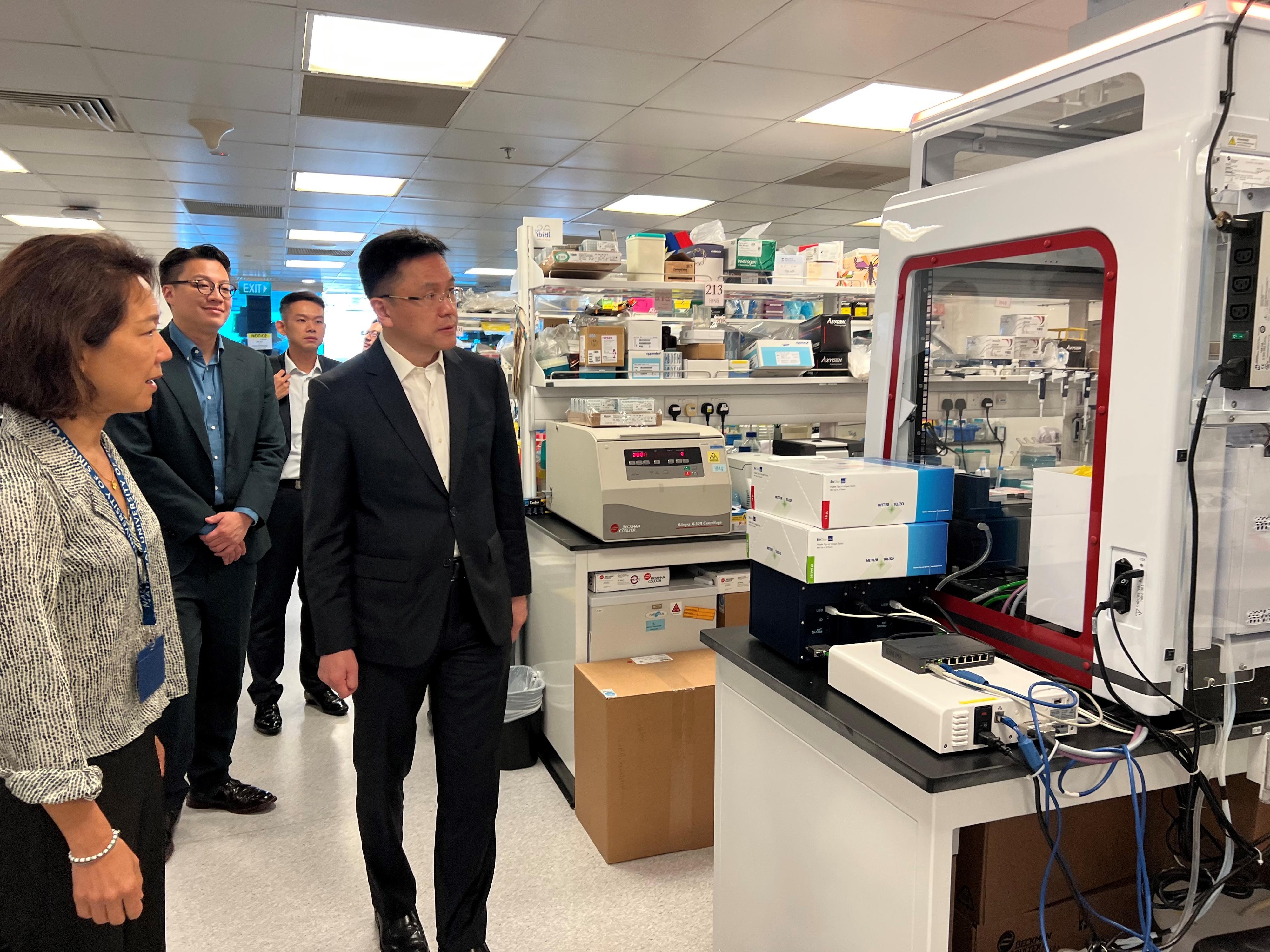创新科技及工业局局长孙东教授（右一）今日（五月二十二日）在新加坡参观力学生物学研究所。


