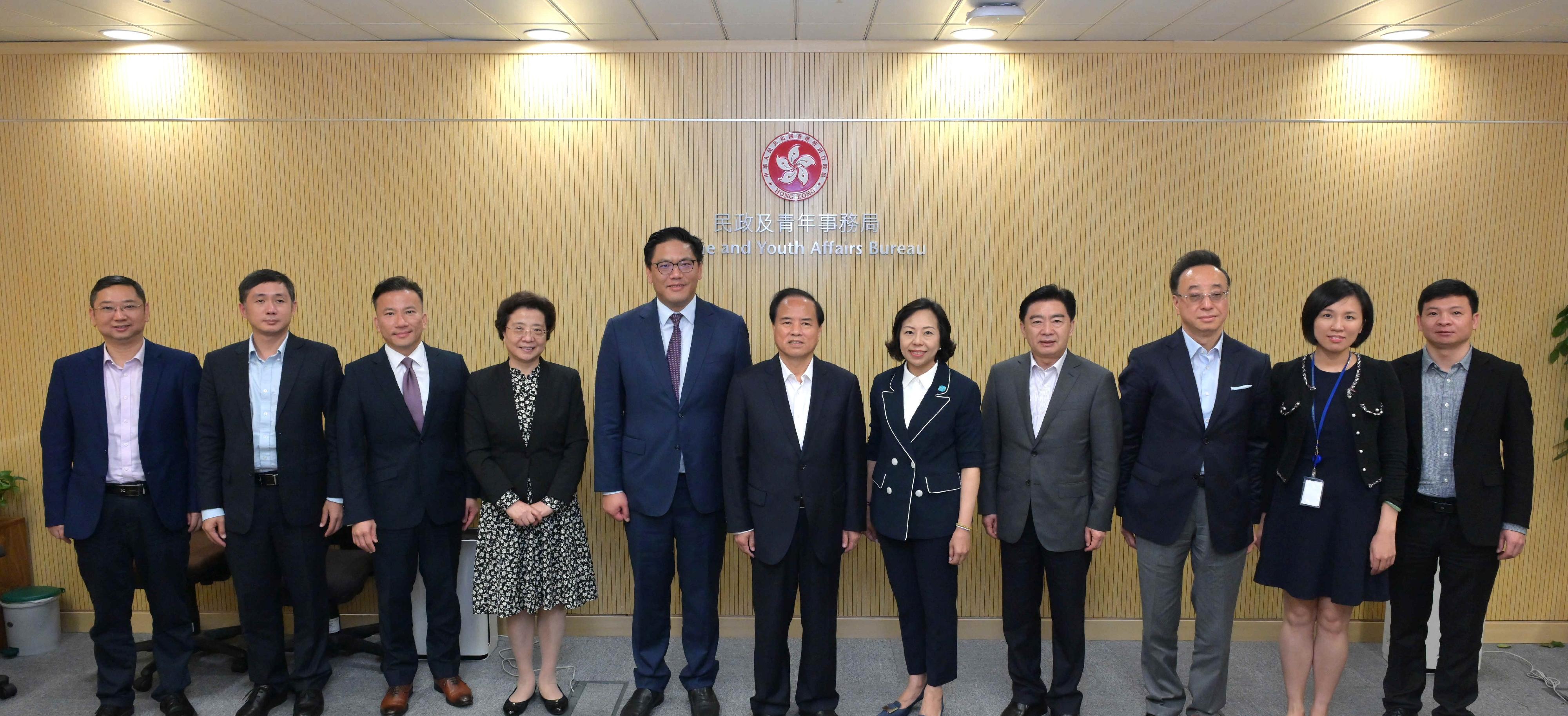 The Secretary for Home and Youth Affairs, Miss Alice Mak (fifth right), today (May 22) met with a delegation led by the Chairperson of the Committee on Liaison with Hong Kong, Macao, Taiwan and Overseas Chinese of the National Committee of the Chinese People's Political Consultative Conference, Mr Liu Cigui (centre), to exchange views on promoting Hong Kong's youth integration into the country's overall development and youth exchanges between the Mainland and Hong Kong. The Under Secretary for Home and Youth Affairs, Mr Clarence Leung (fifth left), and the Commissioner for Youth, Mr Wallace Lau (third left), also join the meeting.