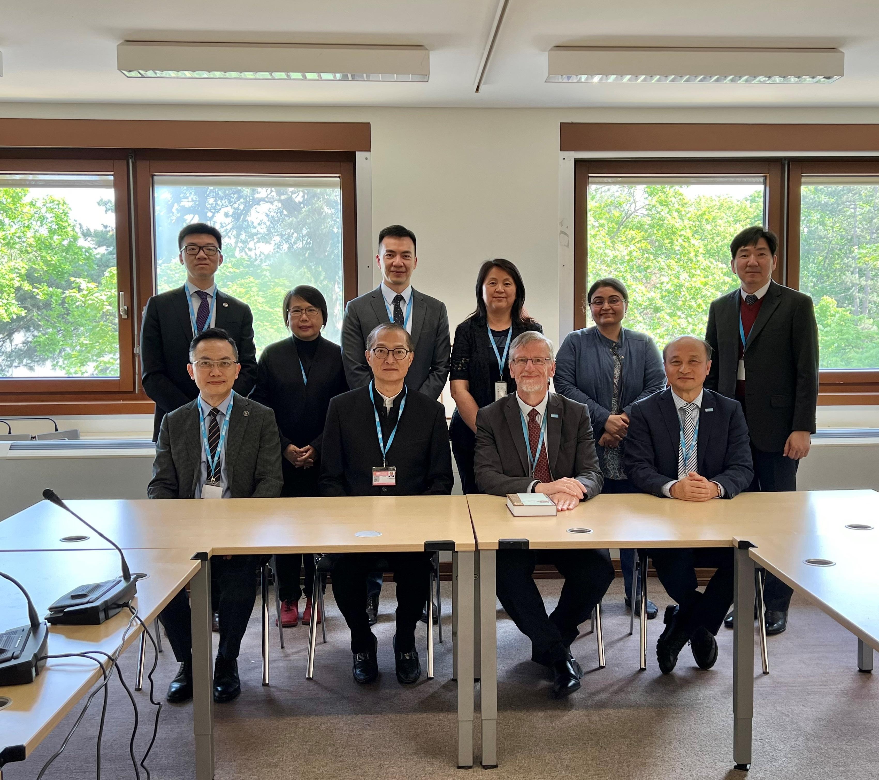 The Secretary for Health, Professor Lo Chung-mau (front row, second left), meets with the Director of the Integrated Health Service Department of the World Health Organization (WHO), Dr Rudi Eggers (front row, second right), and the Head of Traditional, Complementary and Integrative Medicine Unit of the WHO, Dr Kim Sungchol (front row, first right), in Geneva, Switzerland on May 22 (Geneva time). Professor Lo introduces to them the Hong Kong Special Administrative Government’s multi-pronged efforts in promoting the development of Chinese medicine in Hong Kong. Also attending the meeting is the Director of Health, Dr Ronald Lam (front row, first left).