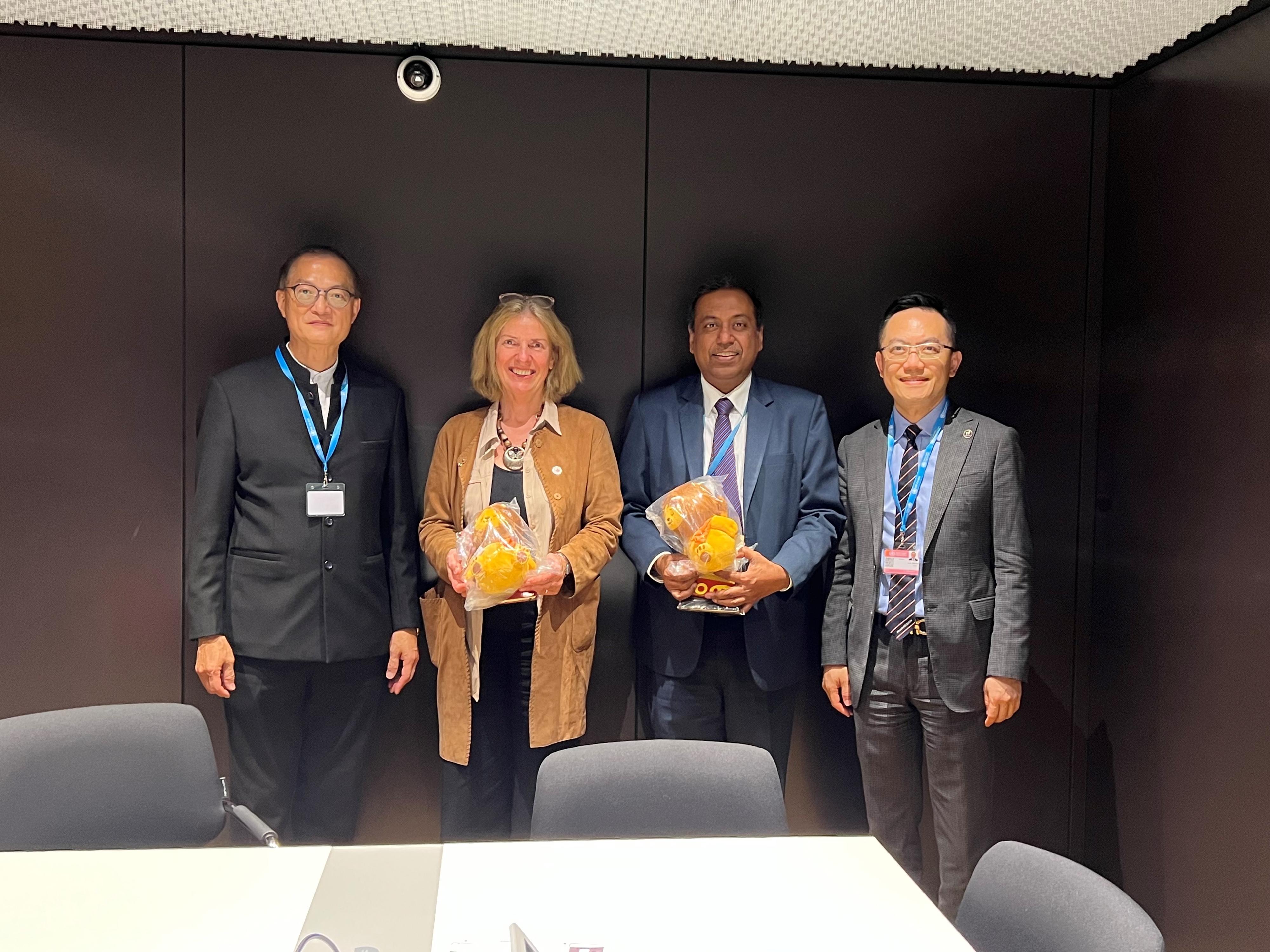 The Secretary for Health, Professor Lo Chung-mau (first left) meets with the Head of the No Tobacco Unit, Health Promotion Team of World Health Organization (WHO), Dr Vinayak Prasad (second right), and the Unit Head of the Physical Activity, Health Promotion Team of WHO, Dr Fiona Bull (second left), in Geneva, Switzerland on May 22 (Geneva time). Professor Lo introduces to them the effort of the Hong Kong Special Administrative Region Government in tobacco control. The Director of Health, Dr Ronald Lam (first right), also attended.