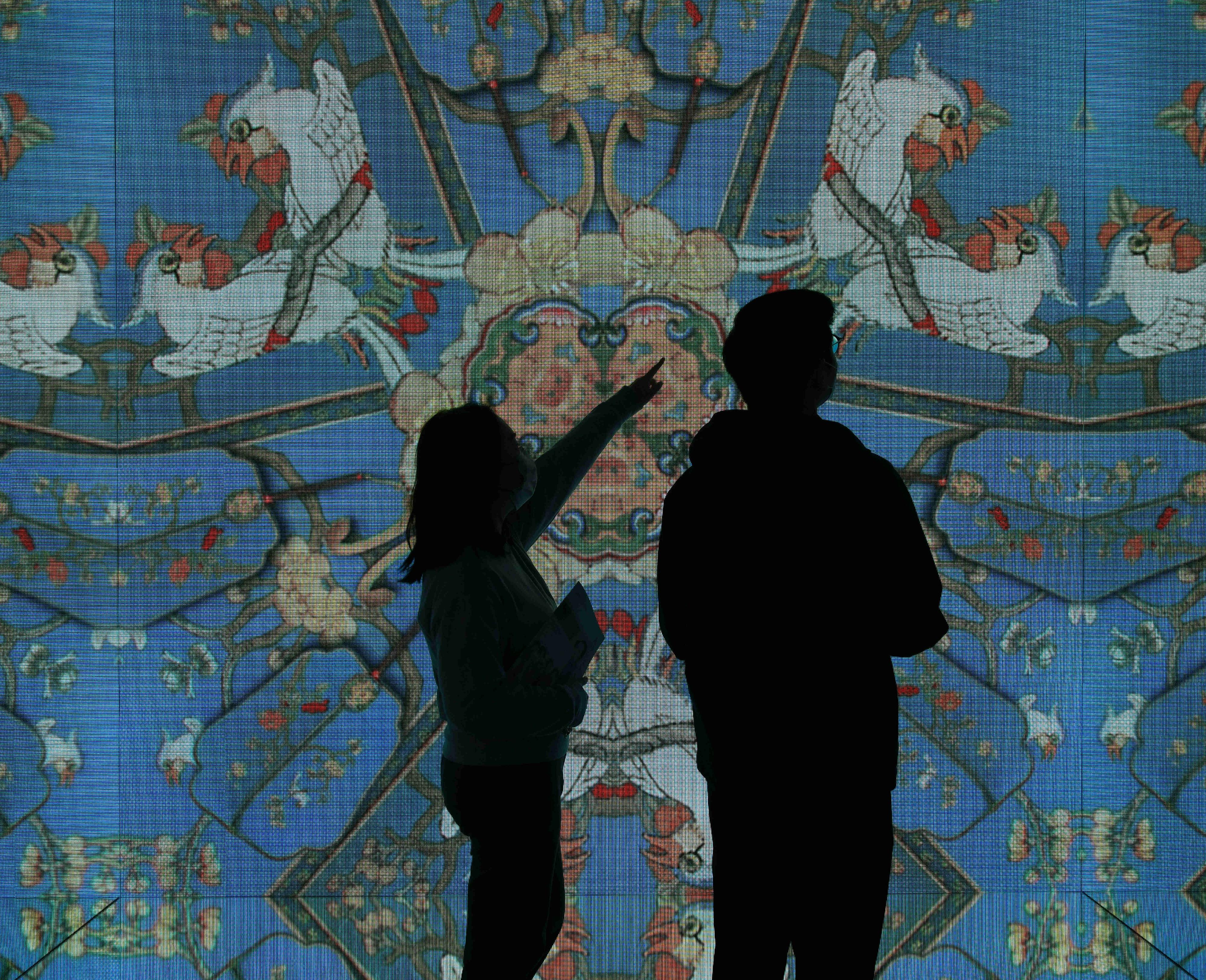 香港文化博物館早前舉辦的展覽「眾裡尋她——南京博物院藏中國古代女性文物展」獲第二十屆（2022年度）全國博物館十大陳列展覽精品推介「國際及港澳台合作入圍獎」。圖示市民參觀展覽。