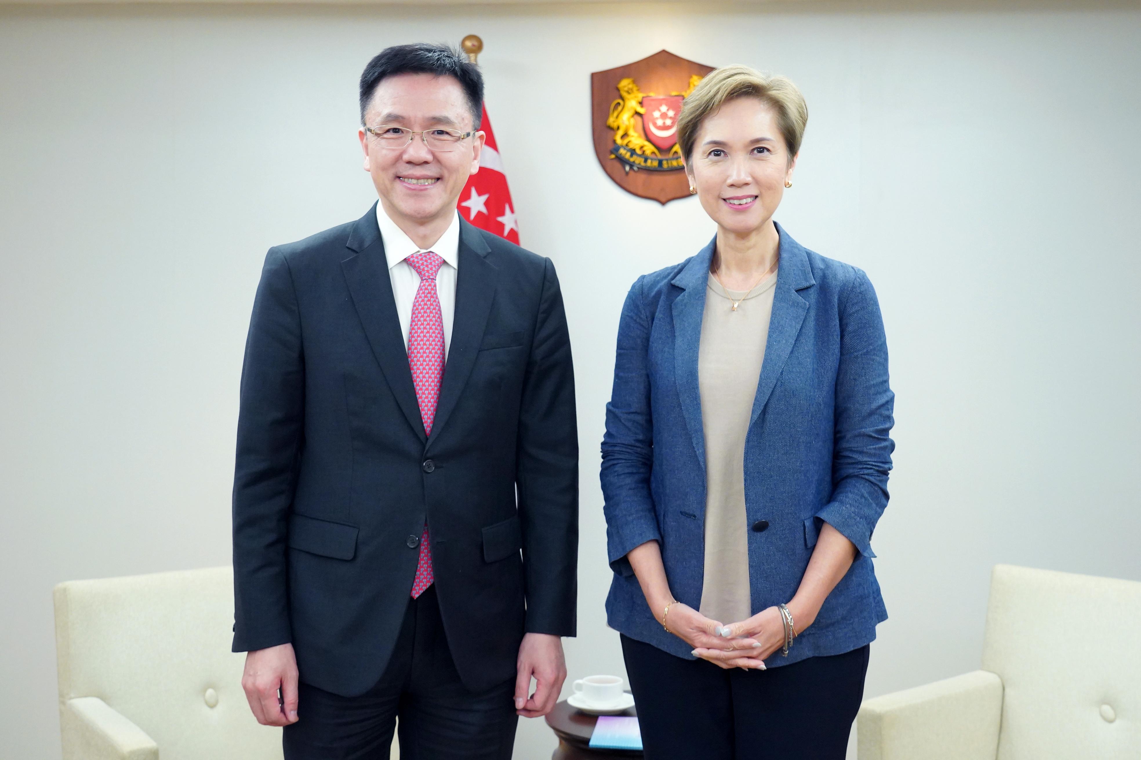 The Secretary for Innovation, Technology and Industry, Professor Sun Dong (left), calls on the Minister for Communications and Information, Mrs Josephine Teo (right), to exchange views on data, artificial intelligence and Singapore's Smart Nation initiatives.