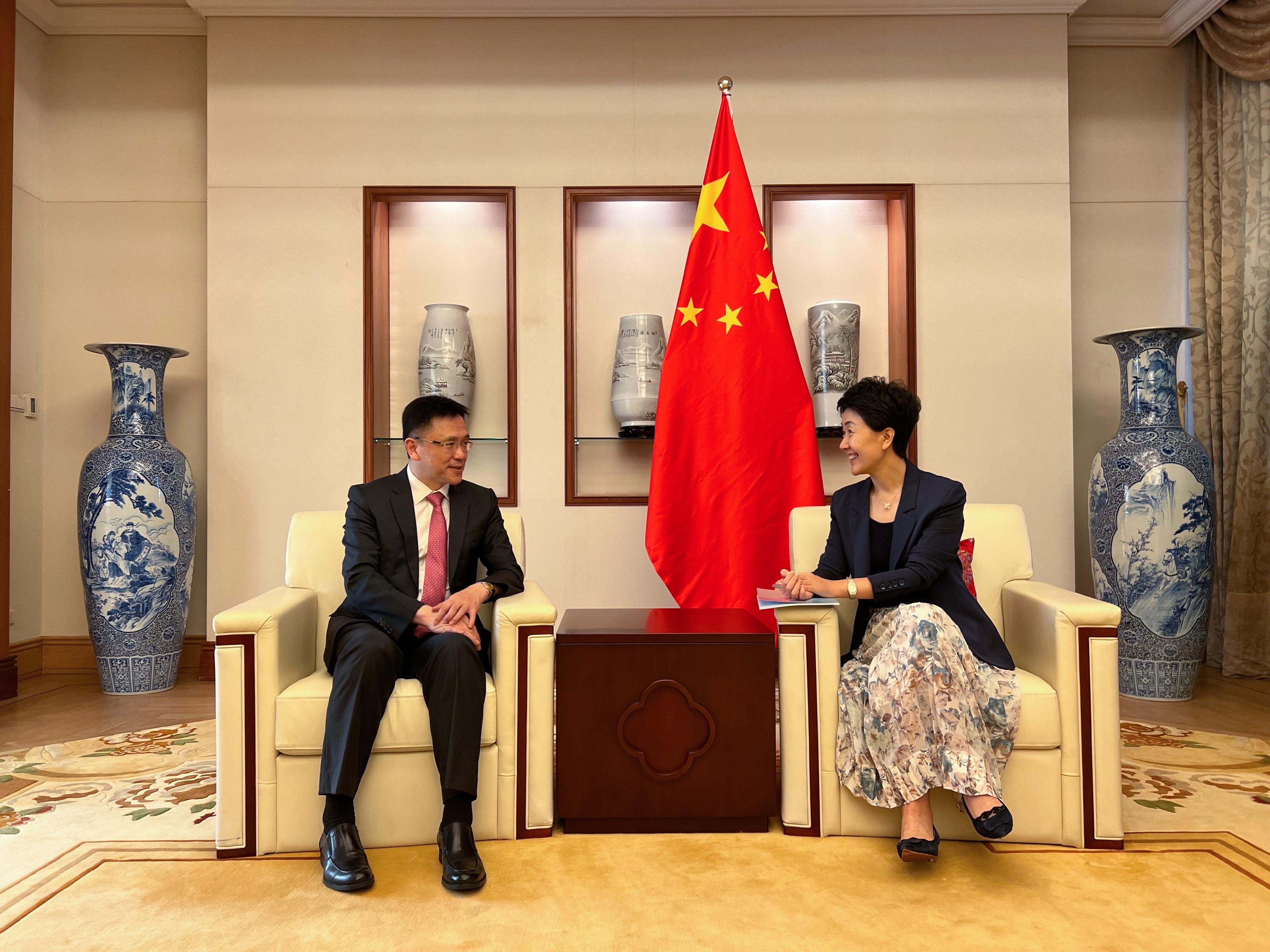 The Secretary for Innovation, Technology and Industry, Professor Sun Dong (left), calls on the Chinese Ambassador to Singapore, Ms Sun Haiyan (right), in Singapore today (May 23) to brief her on Hong Kong's continuous efforts in integrating into the national innovation and technology development.
