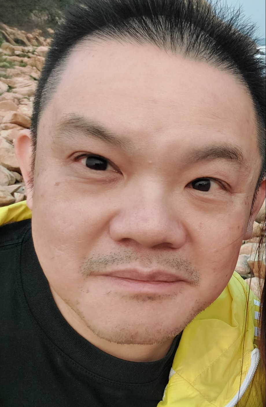 Leung Wai-tong, aged 52, is about 1.7 metres tall, 80 kilograms in weight and of fat build. He has a round face with yellow complexion and short black hair. He was last seen wearing a blue short sleeved T-shirt, beige trousers, black shoes and carrying a black shoulder bag.
