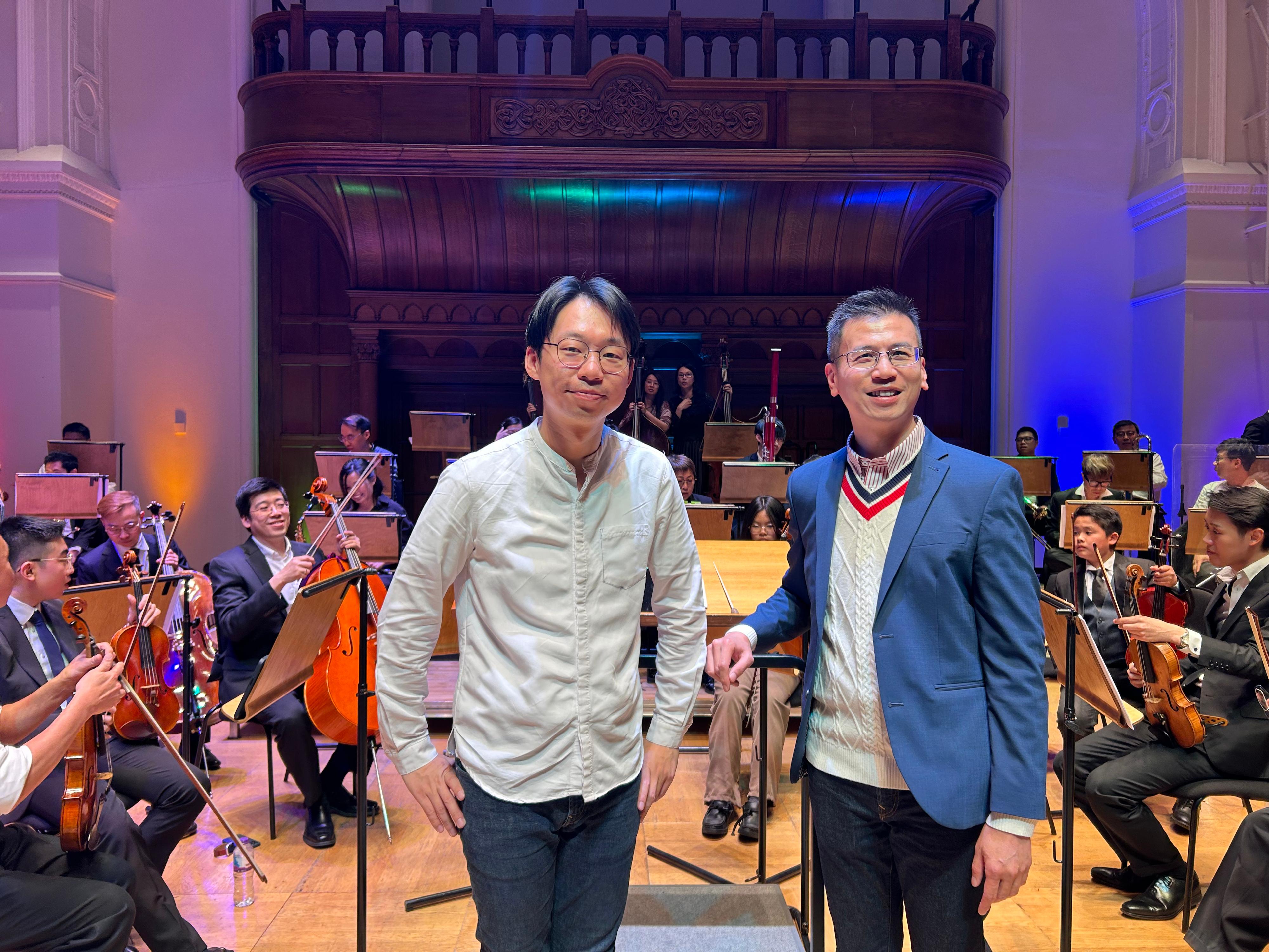 The Hong Kong Economic and Trade Office, London (London ETO) supported the concert staged by the Ponte London Orchestra at Cadogan Hall, London on May 21 (London time), showcasing a variety of theme music from Hong Kong movies across generations. Photo shows the Director-General of London ETO, Mr Gilford Law (right), and Principal Conductor Stephen Lam.