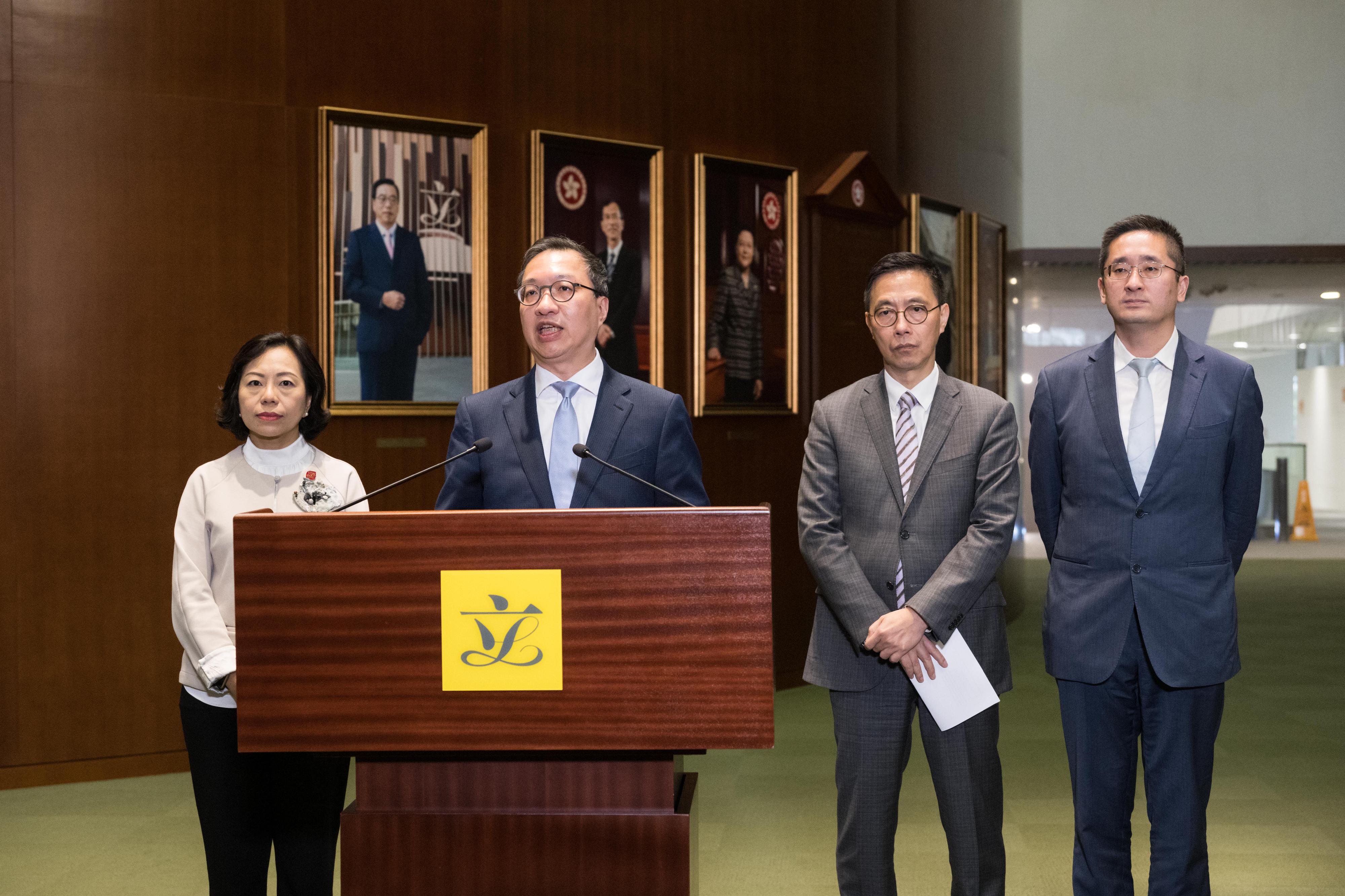 律政司司长林定国资深大律师（左二）今日（五月二十四日）与文化体育及旅游局局长杨润雄（右二）、民政及青年事务局局长麦美娟（左一）和署理商务及经济发展局局长陈百里博士（右一）在出席立法会举行的前厅交流会后会见传媒。
