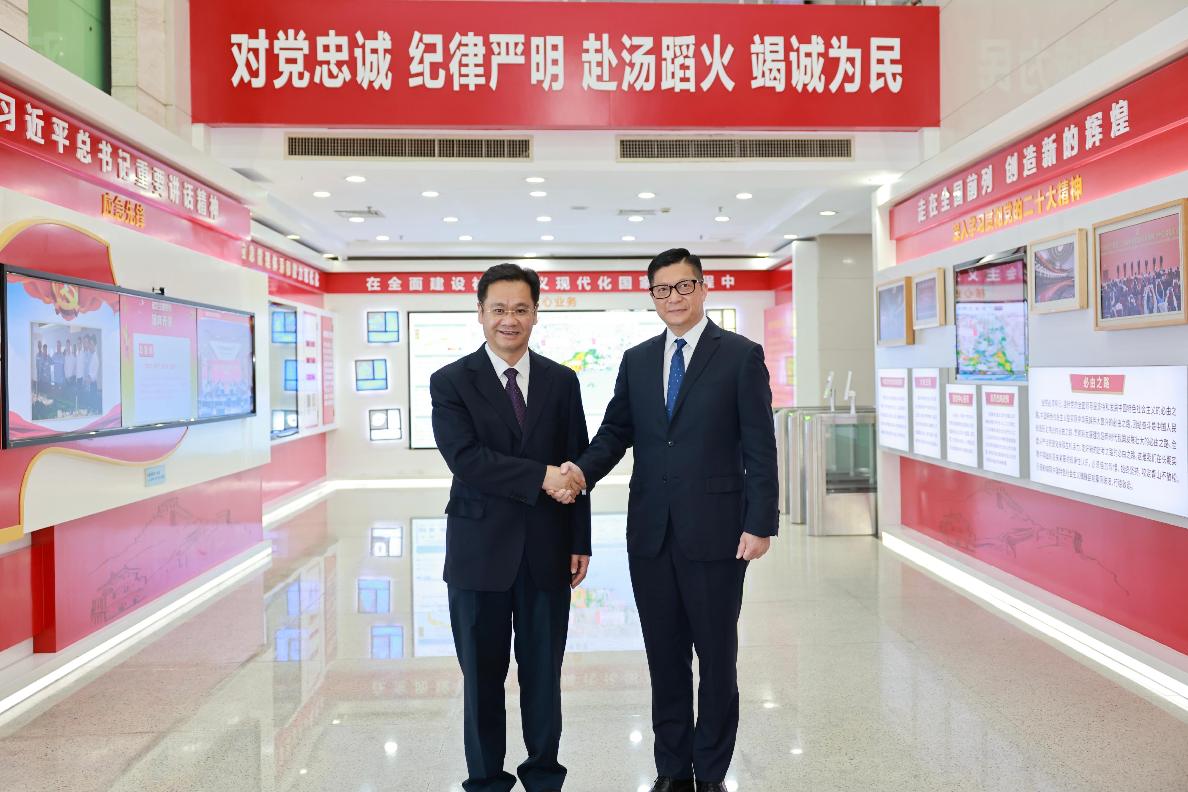 The Secretary for Security, Mr Tang Ping-keung, started his two-day visit to the Guangdong-Hong Kong-Macao Greater Bay Area today (May 24). Photo shows Mr Tang (right) calling on the Director of the Department of Emergency Management of Guangdong Province, Mr Wang Zaihua (left), in Guangzhou.