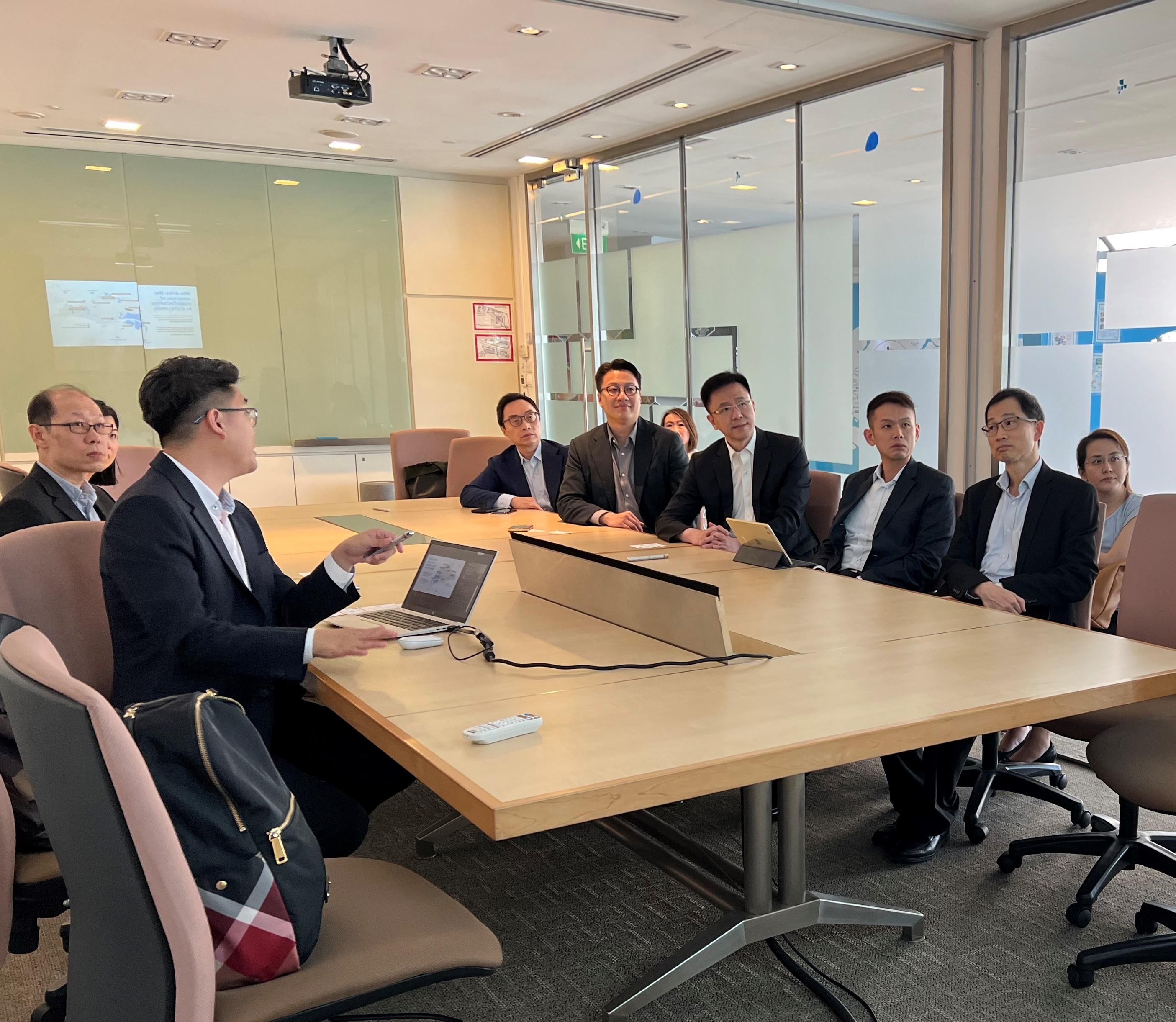 The Secretary for Innovation, Technology and Industry, Professor Sun Dong (third right), visits the JTC Corporation in Singapore today (May 24) and receives a briefing on the corporation's various landmark projects, latest efforts in spearheading sustainable industrial development, and breakthroughs from public-private research collaborations.