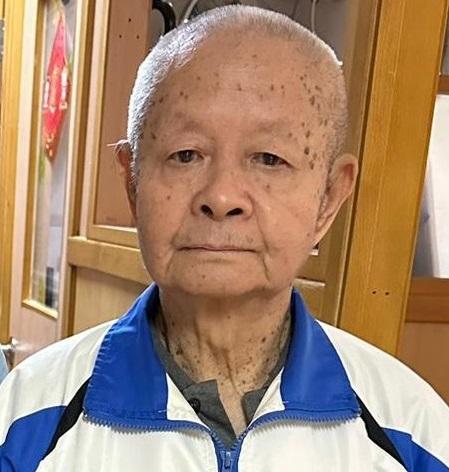 Wong Tin-shek, aged 81, is about 1.6 metres tall, 50 kilograms in weight and of medium build. He has a square face with yellow complexion and short grey hair. He was last seen wearing a dark blue jacket, a grey T-shirt, light-coloured sports pants, slippers and carrying a walking stick.