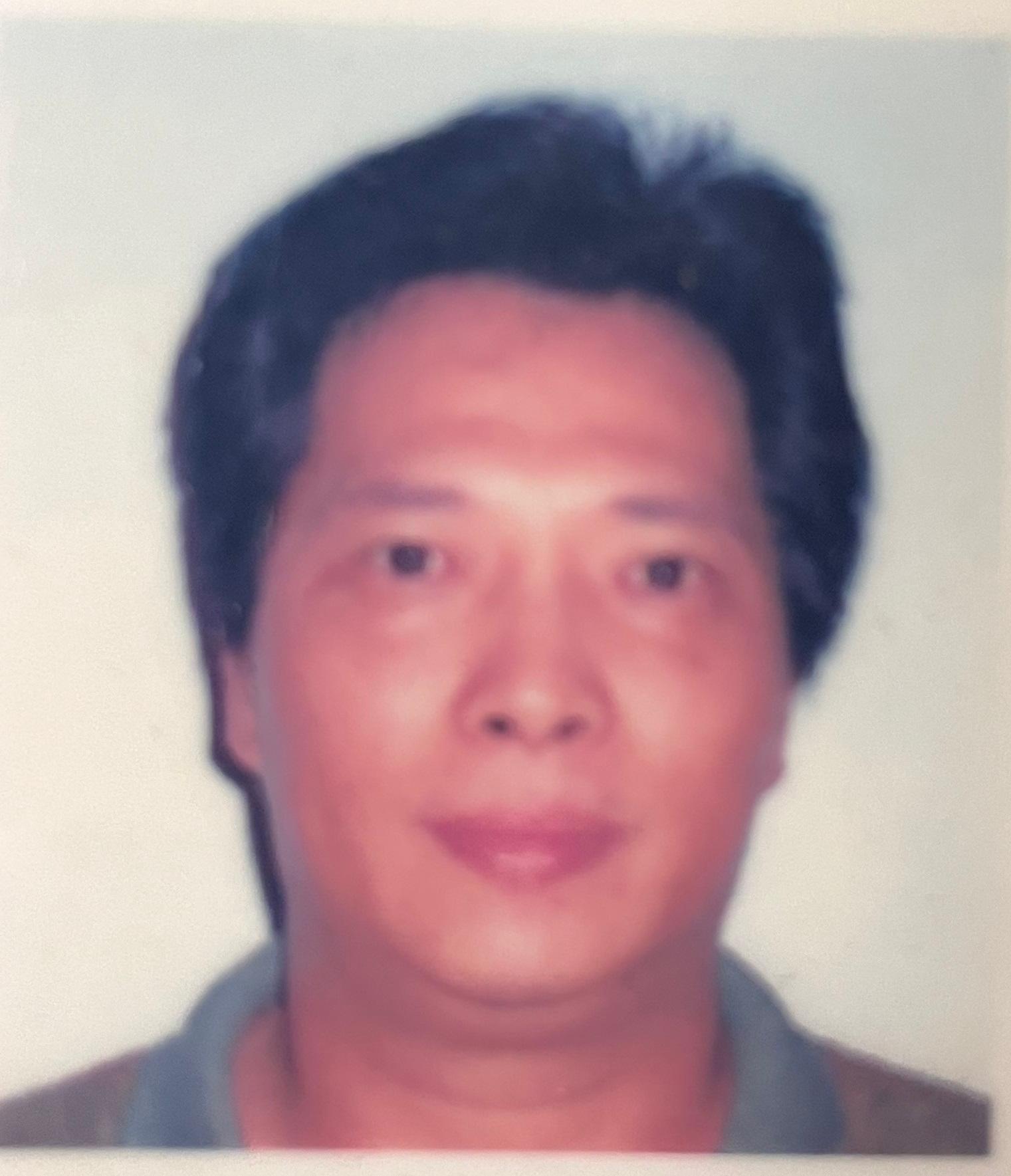 Lam Chi-hung, aged 63, is about 1.65 metres tall, 68 kilograms in weight and of medium build. He has a round face with yellow complexion and short grey hair. He was last seen wearing a white short-sleeved polo shirt, blue short jeans and grey sports shoes.