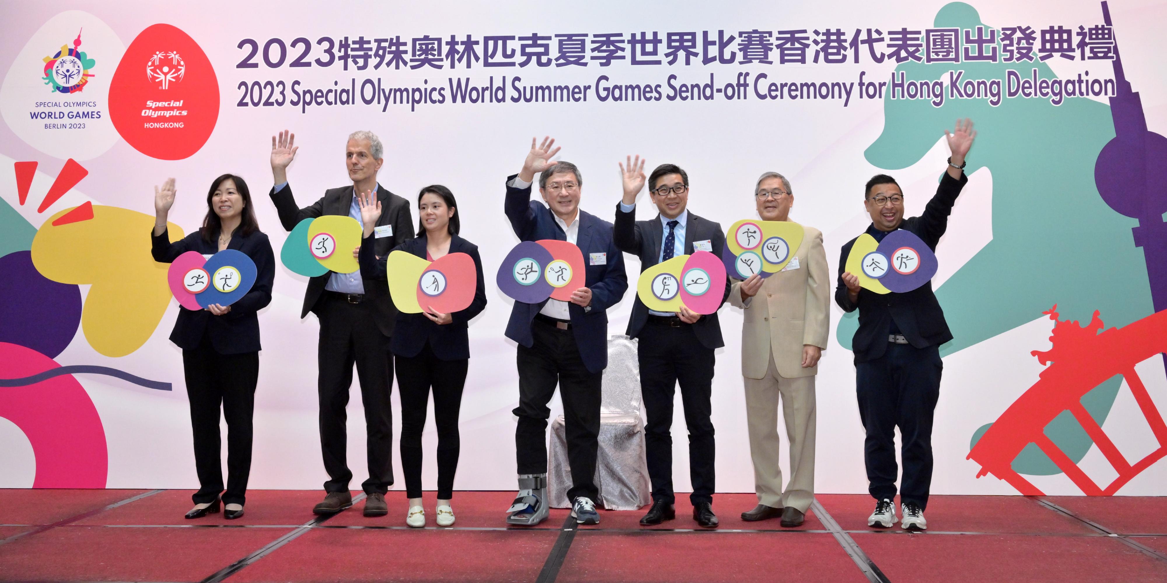 政務司副司長卓永興（中）今日（五月二十五日）與香港特殊奧運會主席林顥伊（左三）、德國駐香港副總領事張德林（左二）、署理體育專員鄭青雲（右三）和其他嘉賓一同主持2023特殊奧林匹克夏季世界比賽香港代表團出發典禮。
