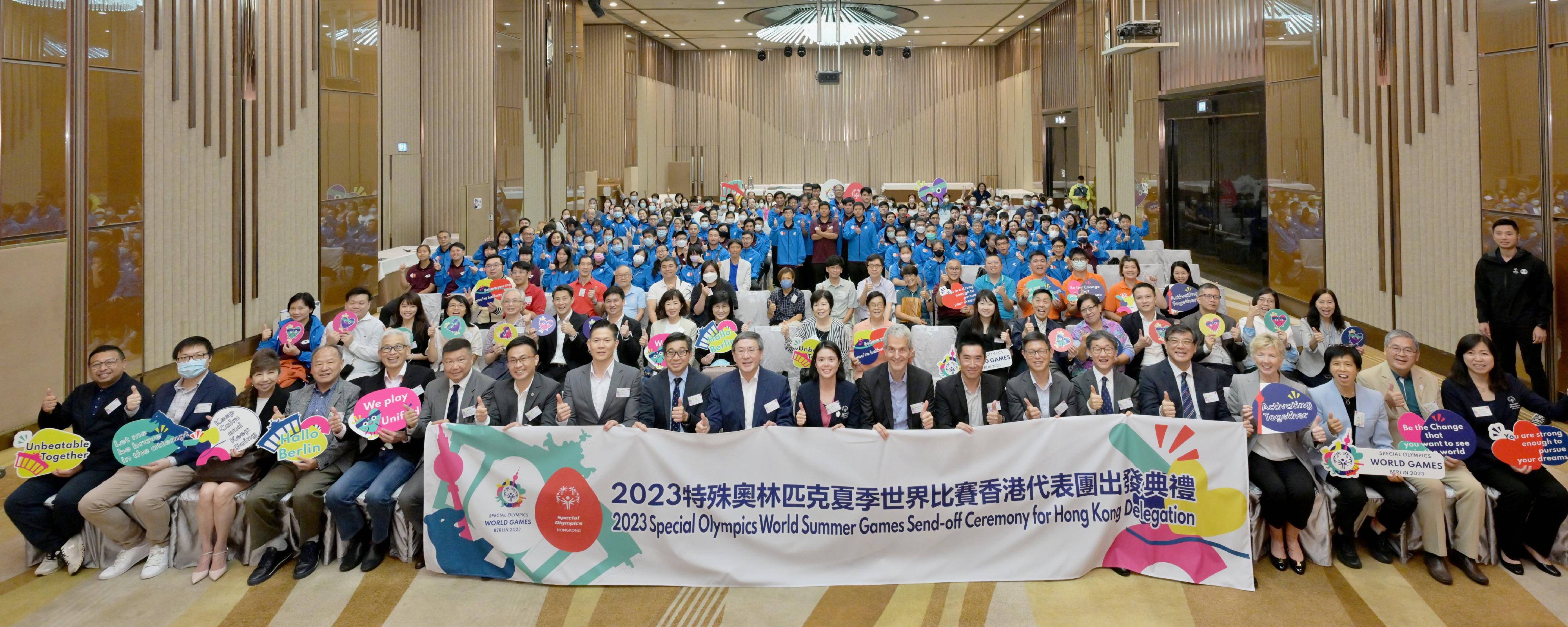 政務司副司長卓永興（前排左十）今日（五月二十五日）出席2023特殊奧林匹克夏季世界比賽香港代表團出發典禮，與嘉賓和運動員代表大合照。