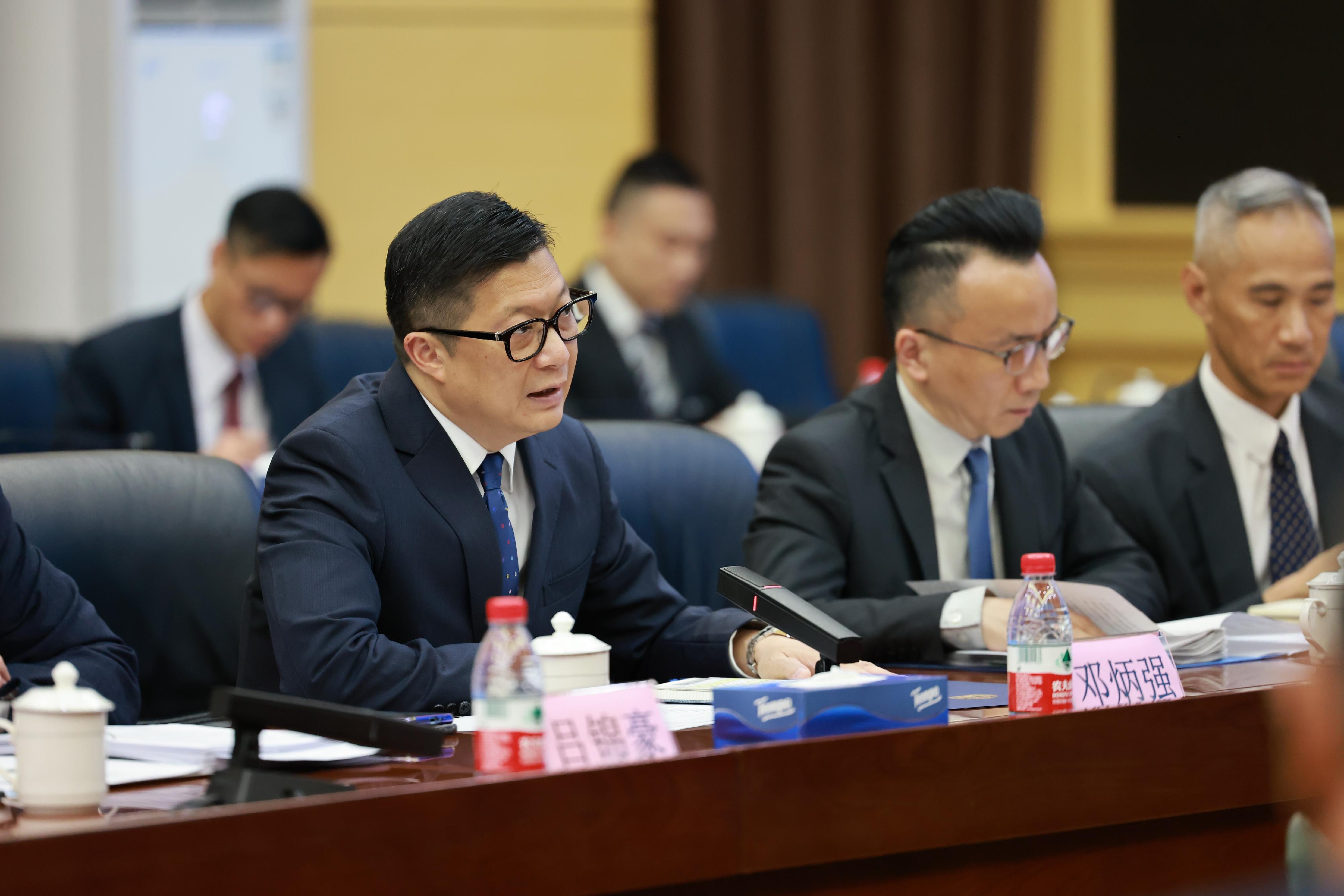 The Secretary for Security, Mr Tang Ping-keung, continued his visit to the Guangdong-Hong Kong-Macao Greater Bay Area today (May 25). Photo shows Mr Tang calling on Huizhou Municipal Public Security Bureau in Huizhou.