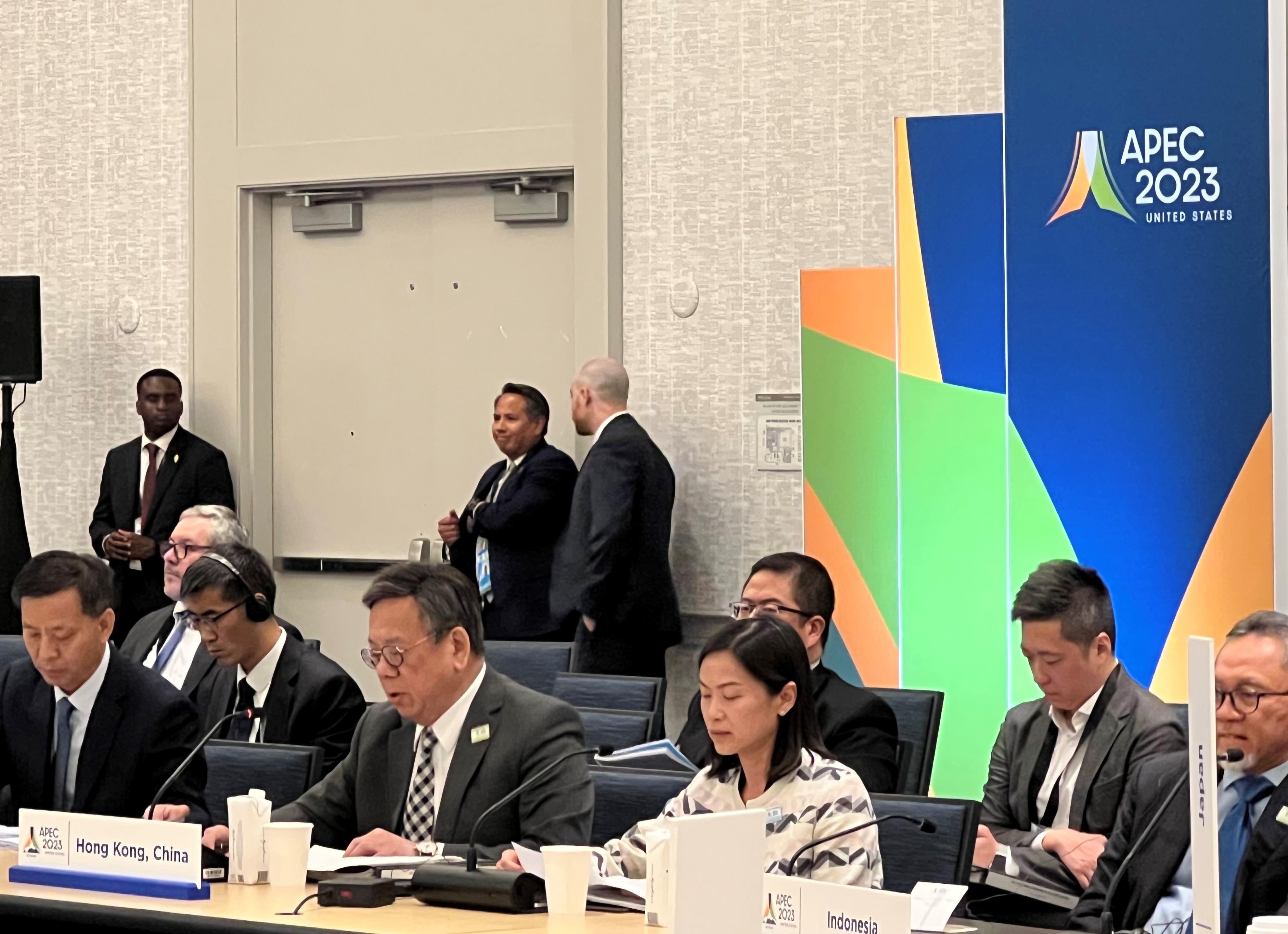 The Secretary for Commerce and Economic Development, Mr Algernon Yau (front row, second left), speaks at a discussion session entitled “Supporting the Multilateral Trading System” at the Asia-Pacific Economic Cooperation Ministers Responsible for Trade Meeting in Detroit, the United States, today (May 25, Detroit time).