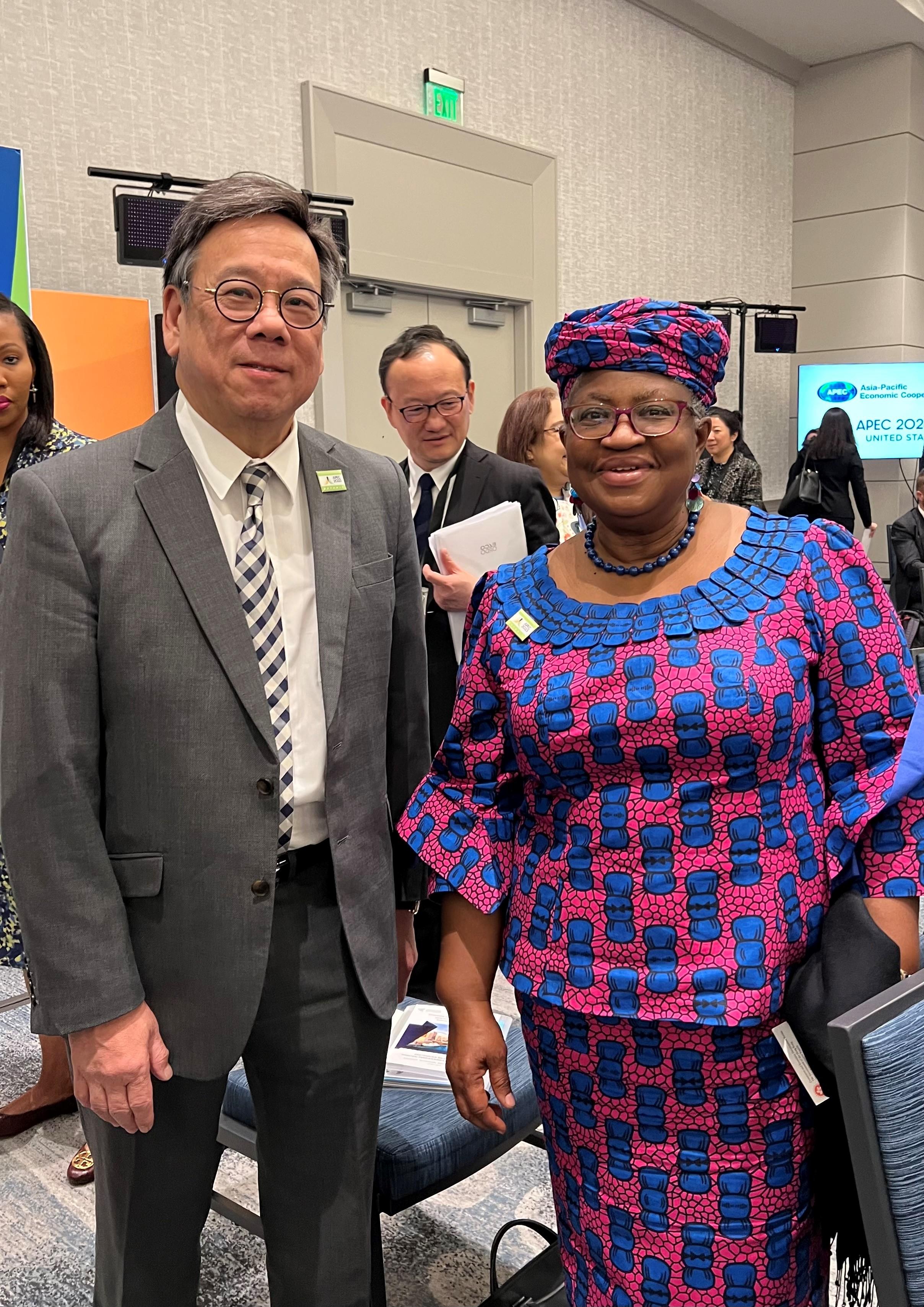 The Secretary for Commerce and Economic Development, Mr Algernon Yau (left), is pictured with the Director-General of the World Trade Organization, Dr Ngozi Okonjo-Iweala (right), at the Asia-Pacific Economic Cooperation Ministers Responsible for Trade Meeting in Detroit, the United States, today (May 25, Detroit time).